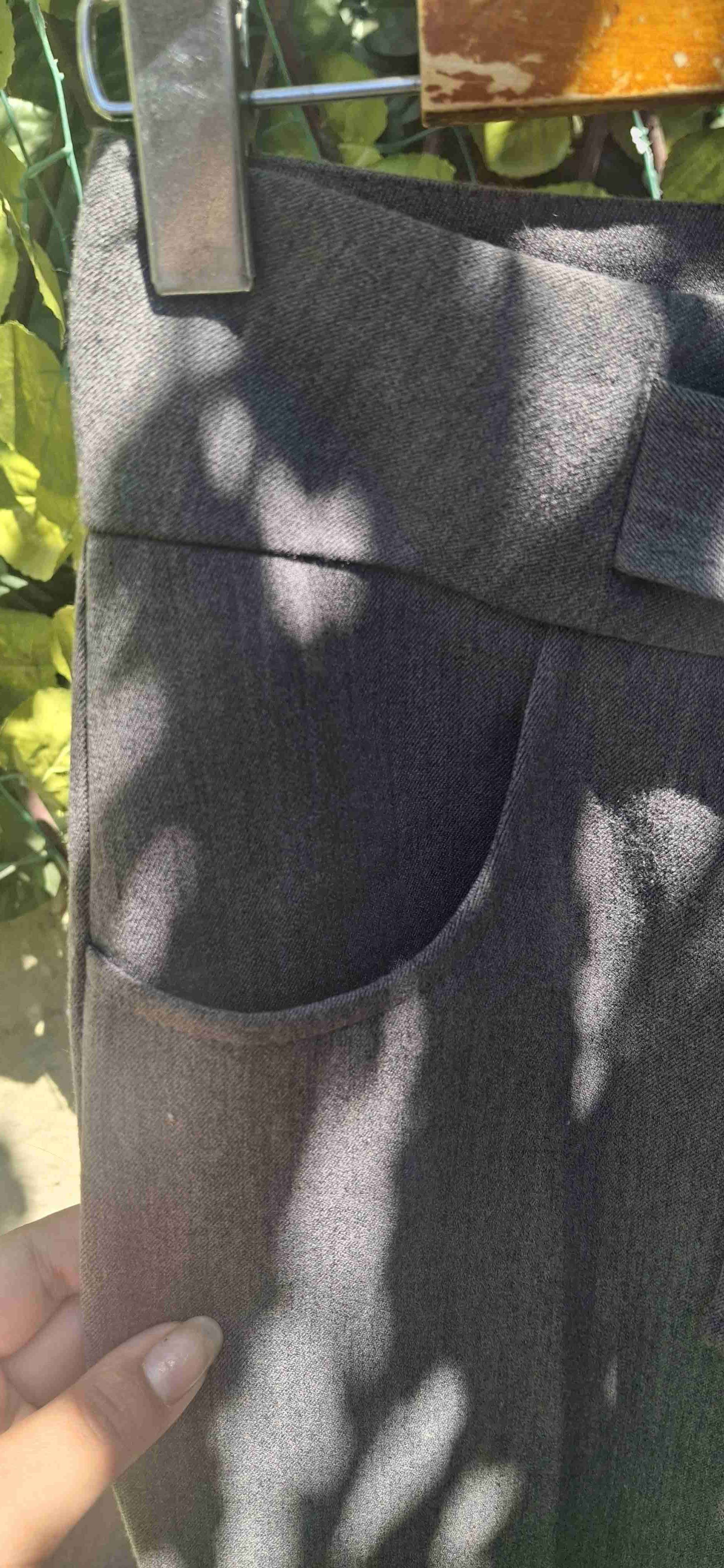 Pantalones gris con cinturón - miniatura 3