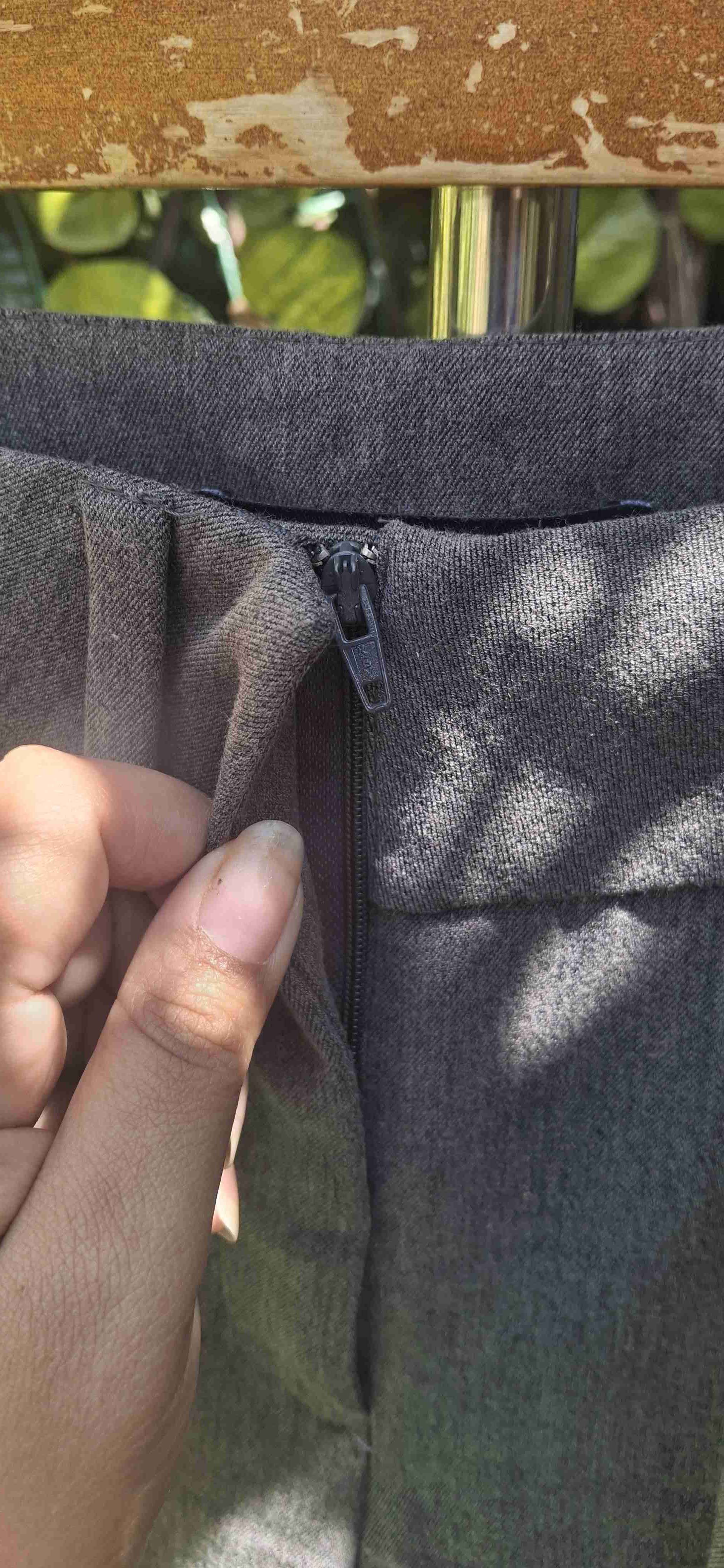 Pantalones gris con cinturón - miniatura 4