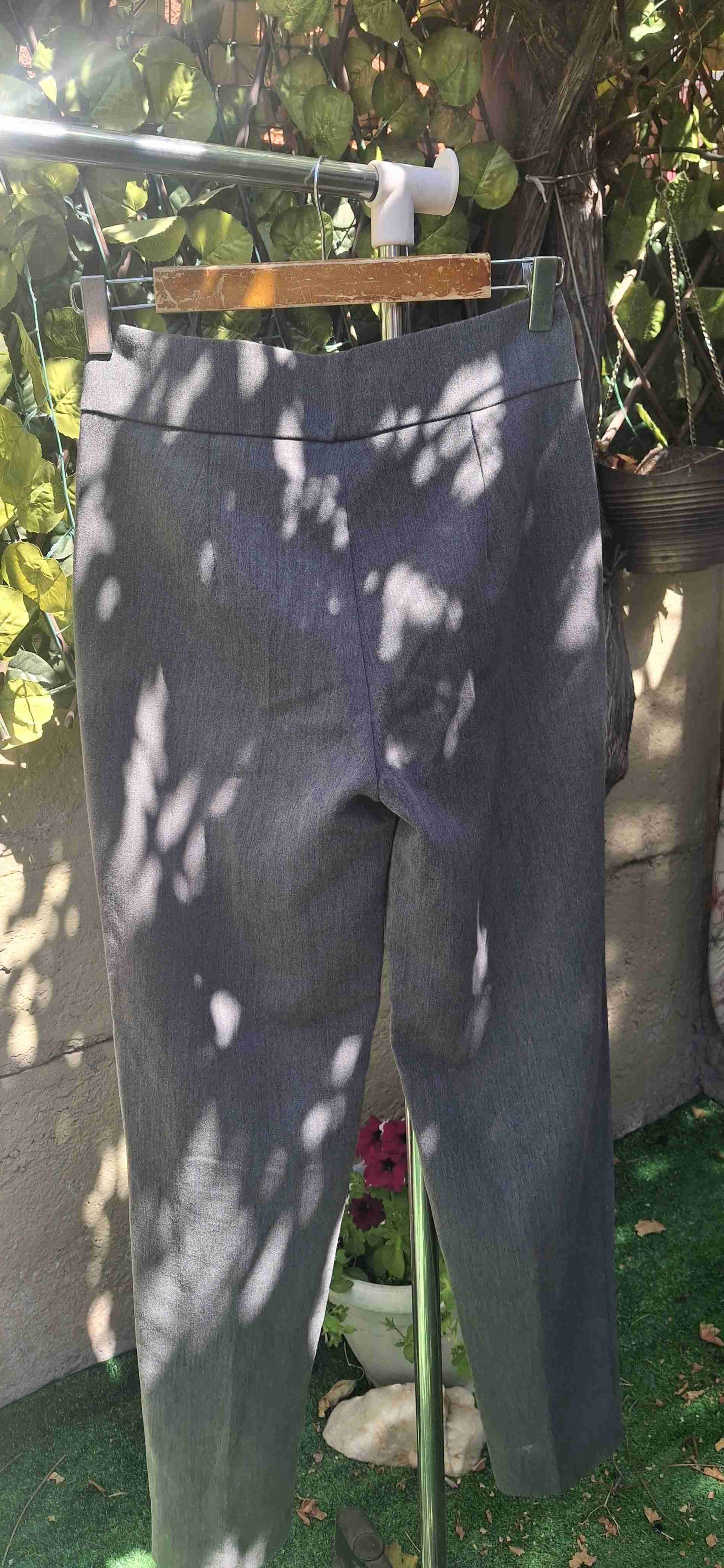 Pantalones gris con cinturón - miniatura 5