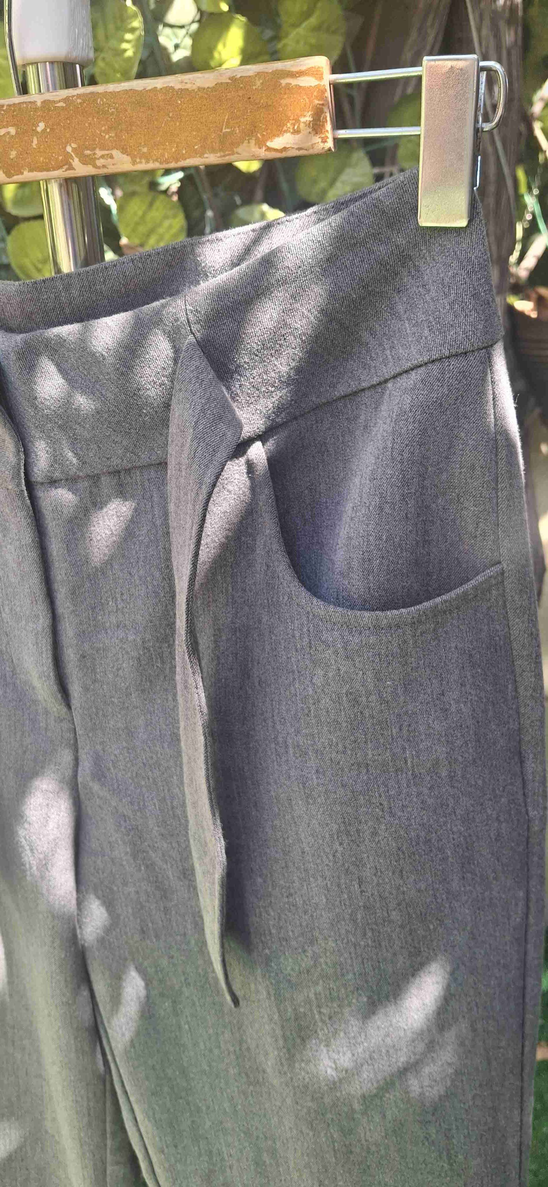 Pantalones gris con cinturón - miniatura 6