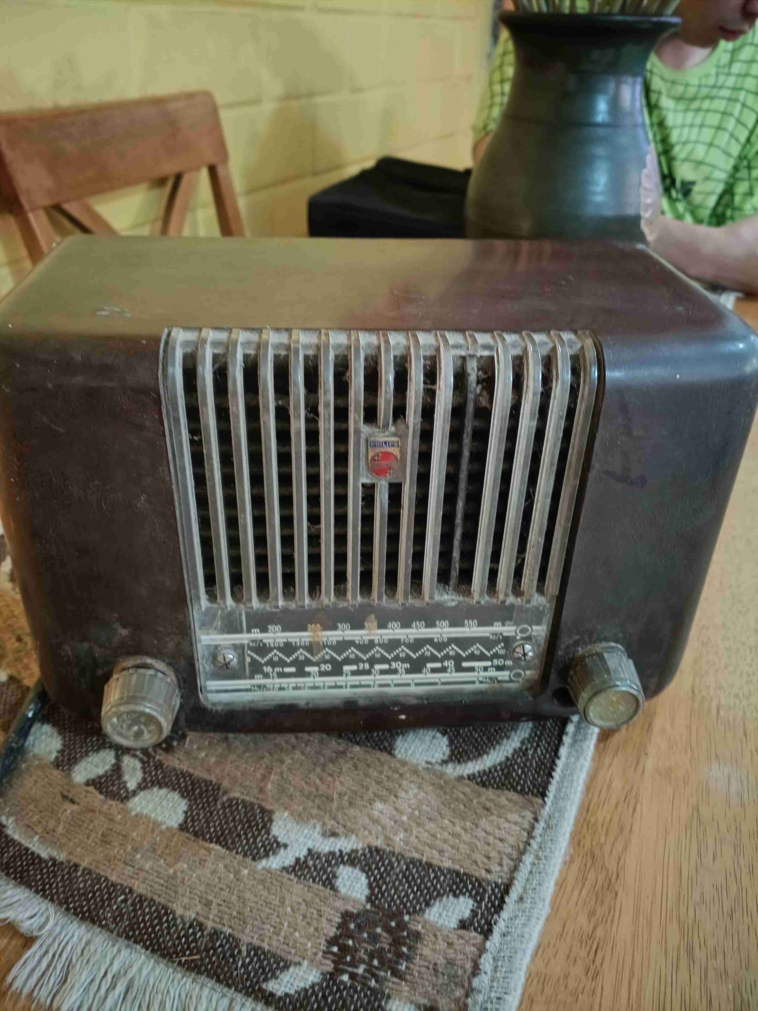 Radio antigua de mesa a tubos Philips - miniatura 3