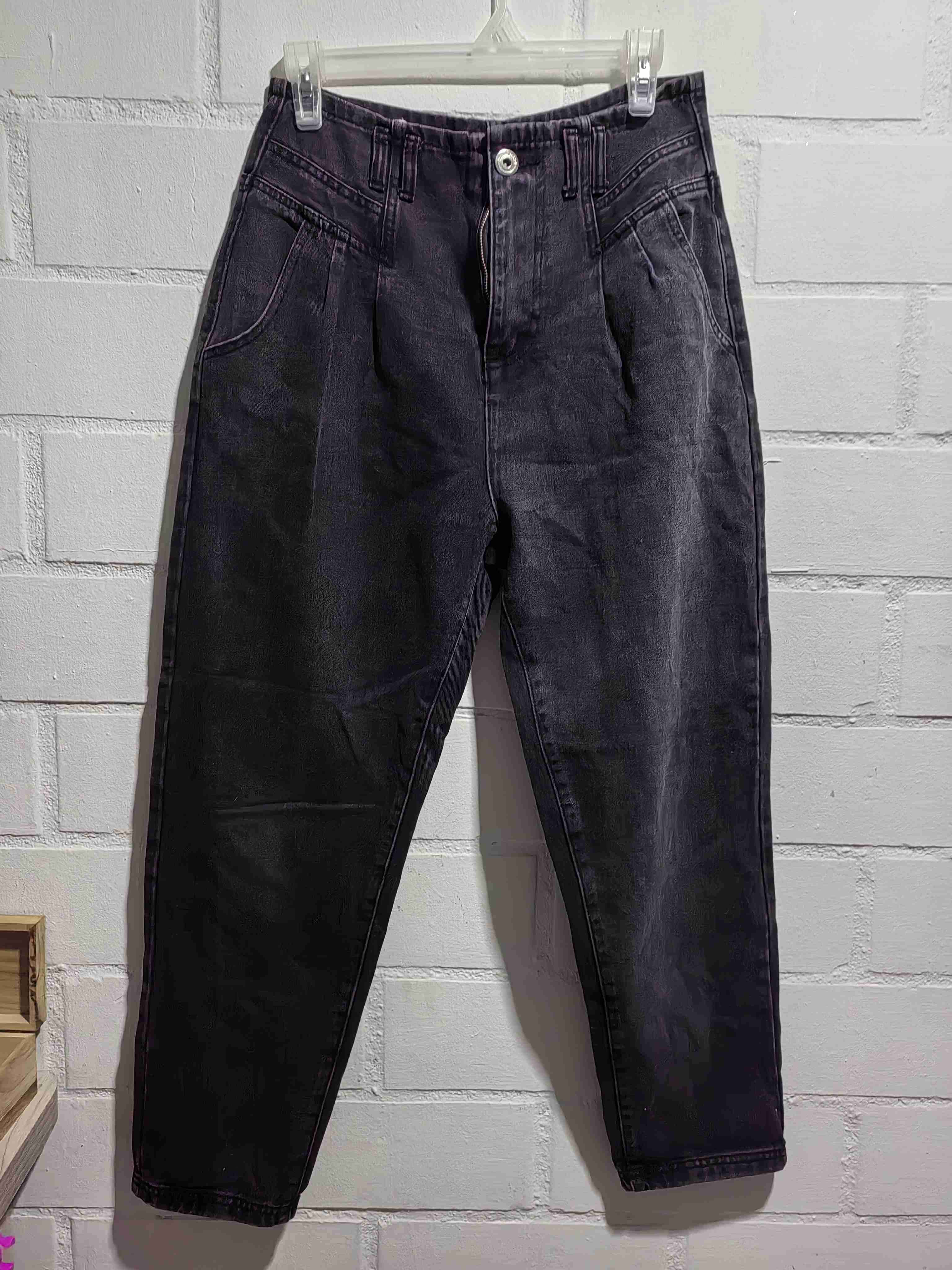 Pantalón jeans negro de tiro alto