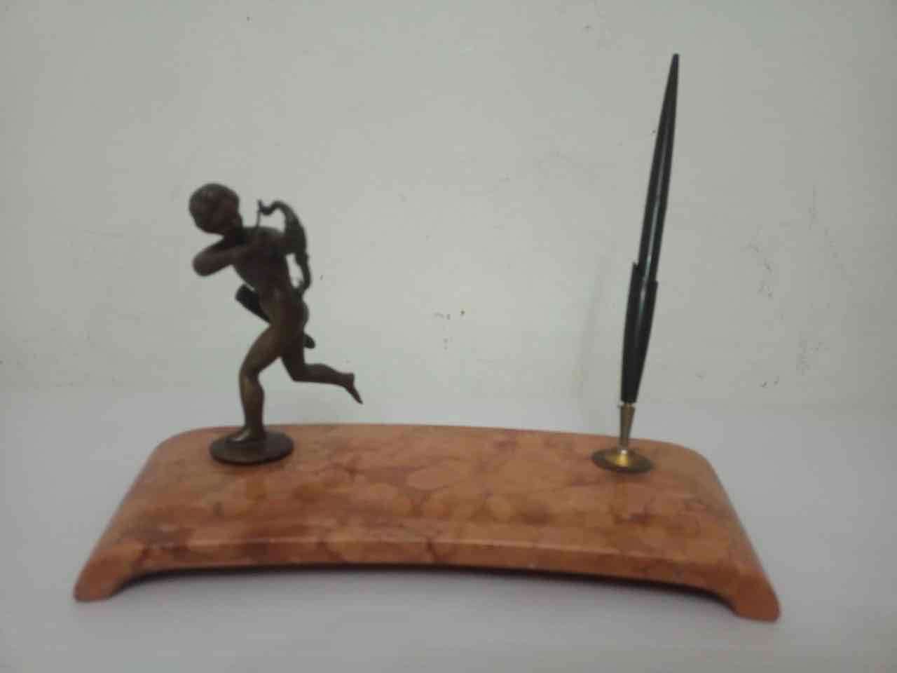 Base lapicera con figura decorativa