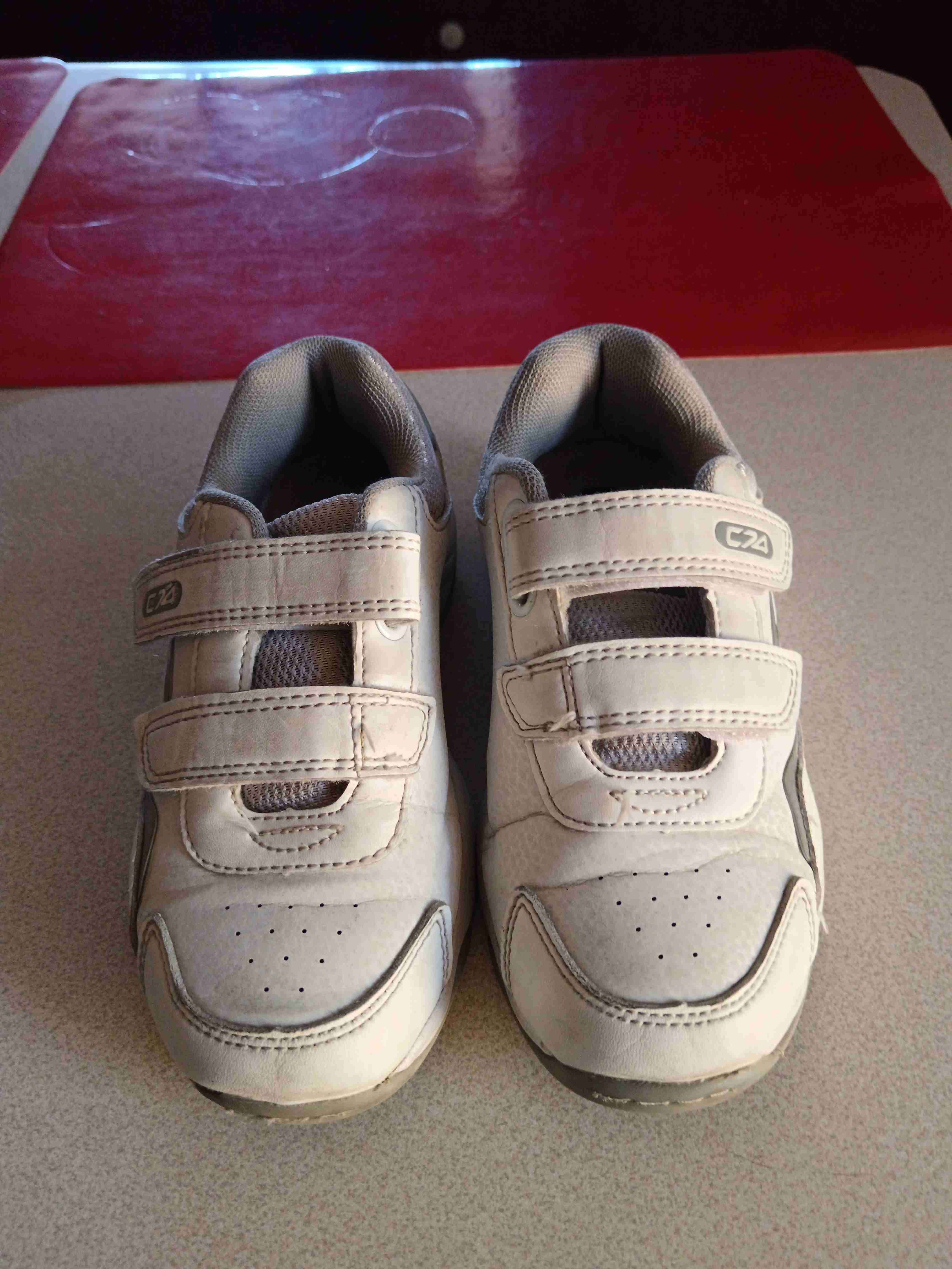 Zapatillas blancas con velcro