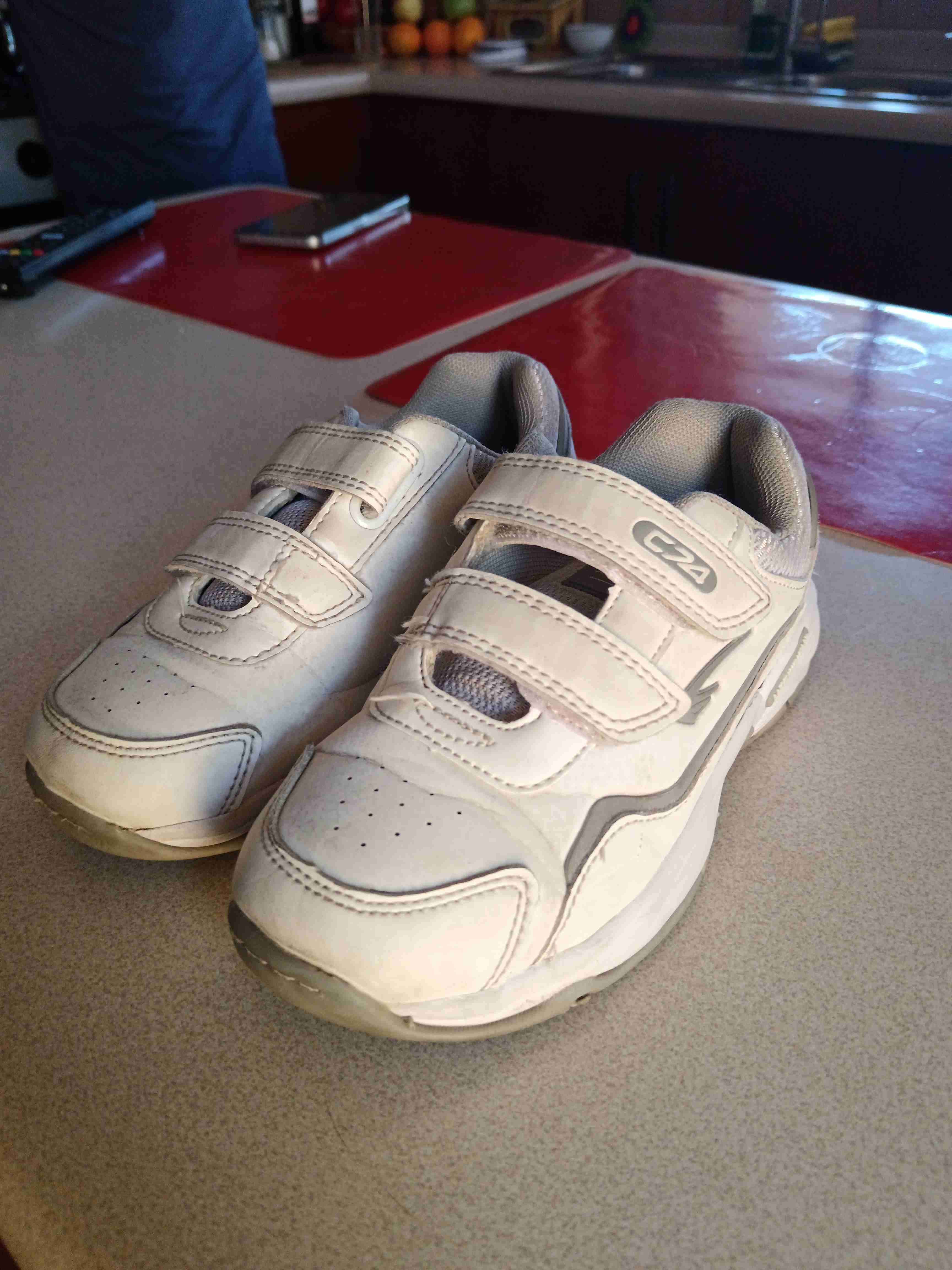 Zapatillas blancas con velcro - miniatura 2