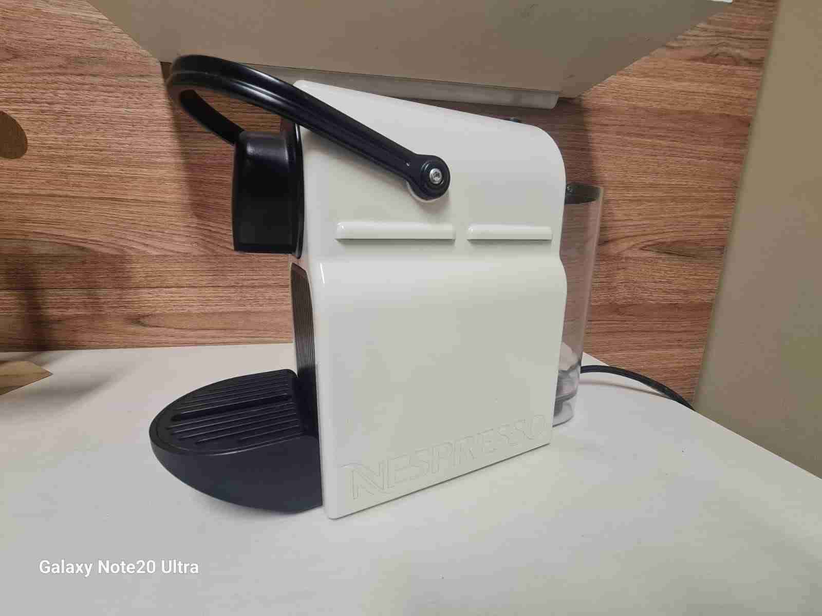 Máquina de café Nespresso blanca