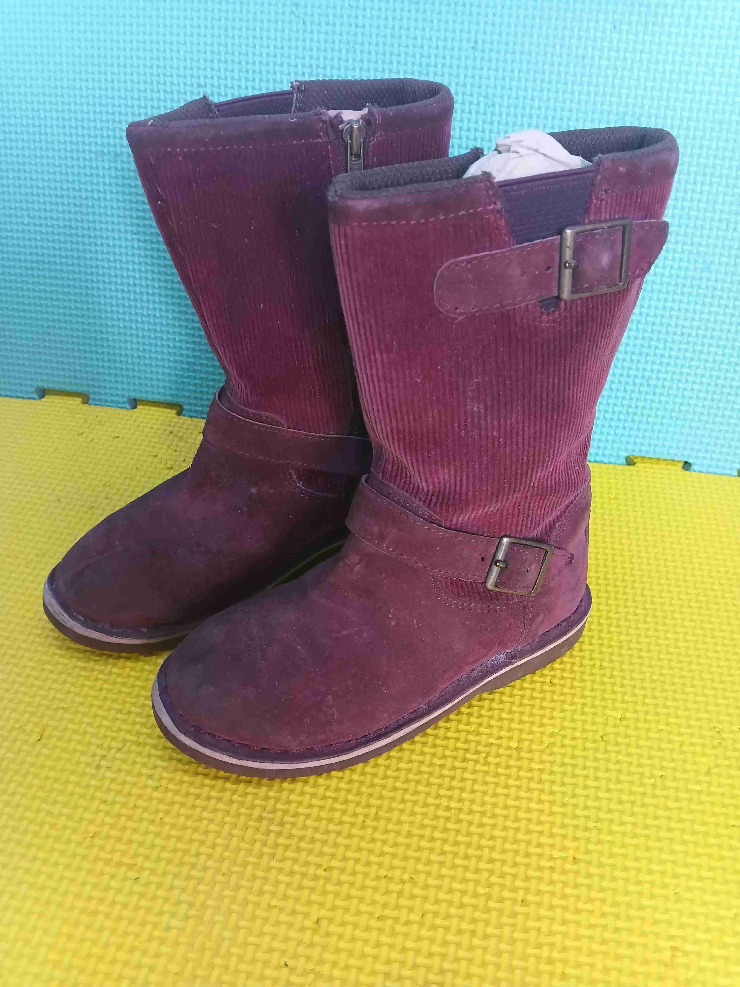 Botas burdeo con hebilla número 26