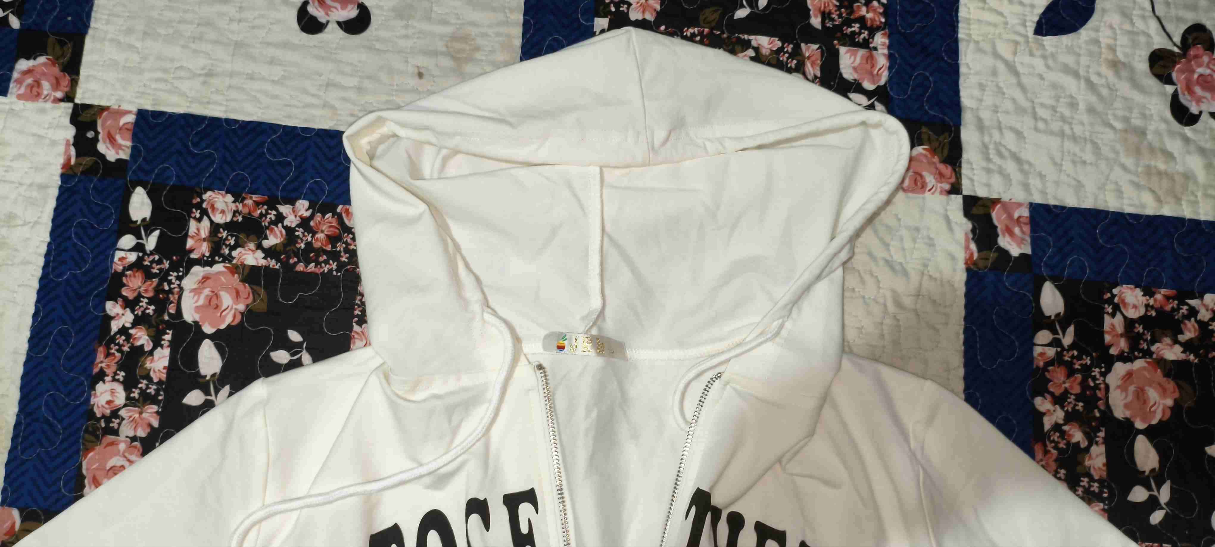 Polerón blanco con capucha