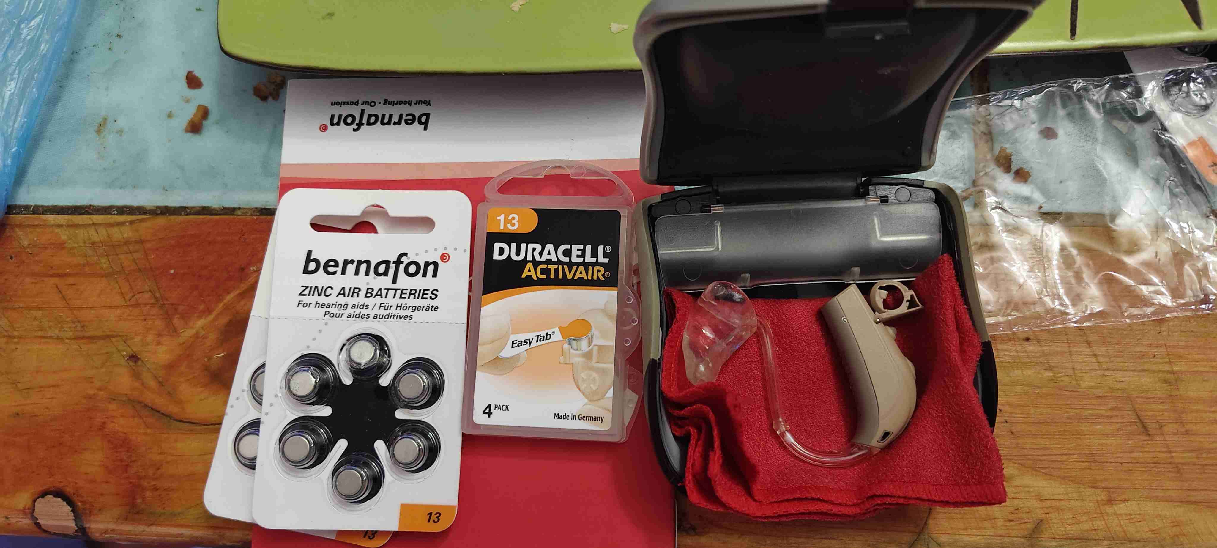 Audífono beige con accesorios