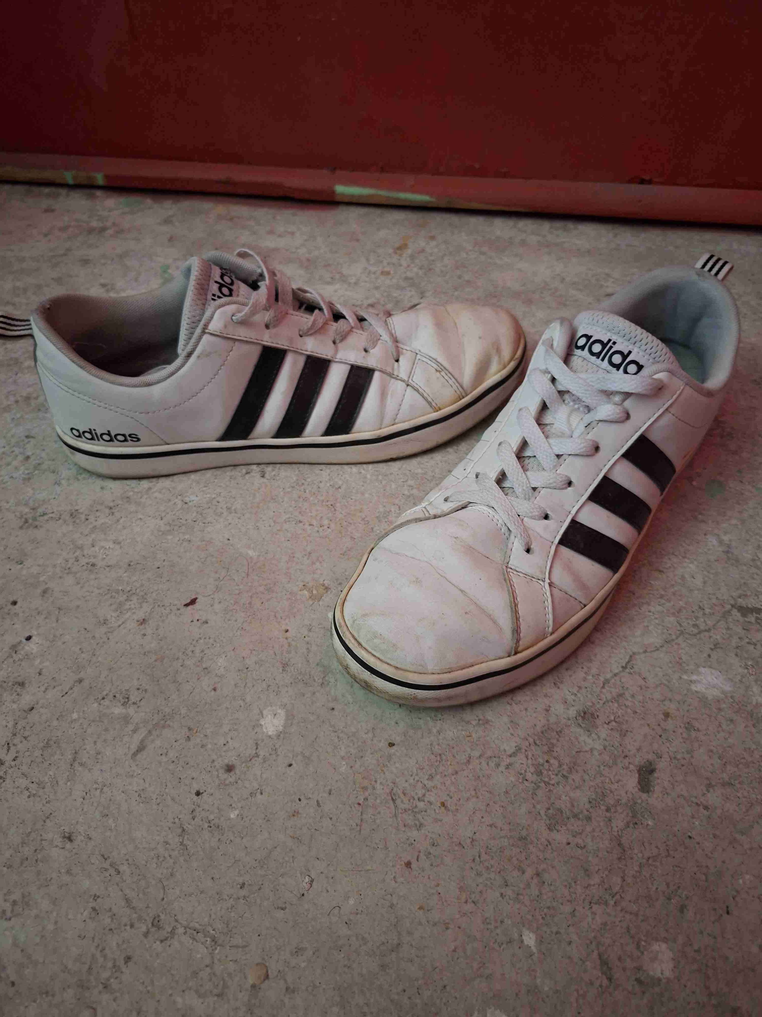 Zapatillas blancas Adidas usadas