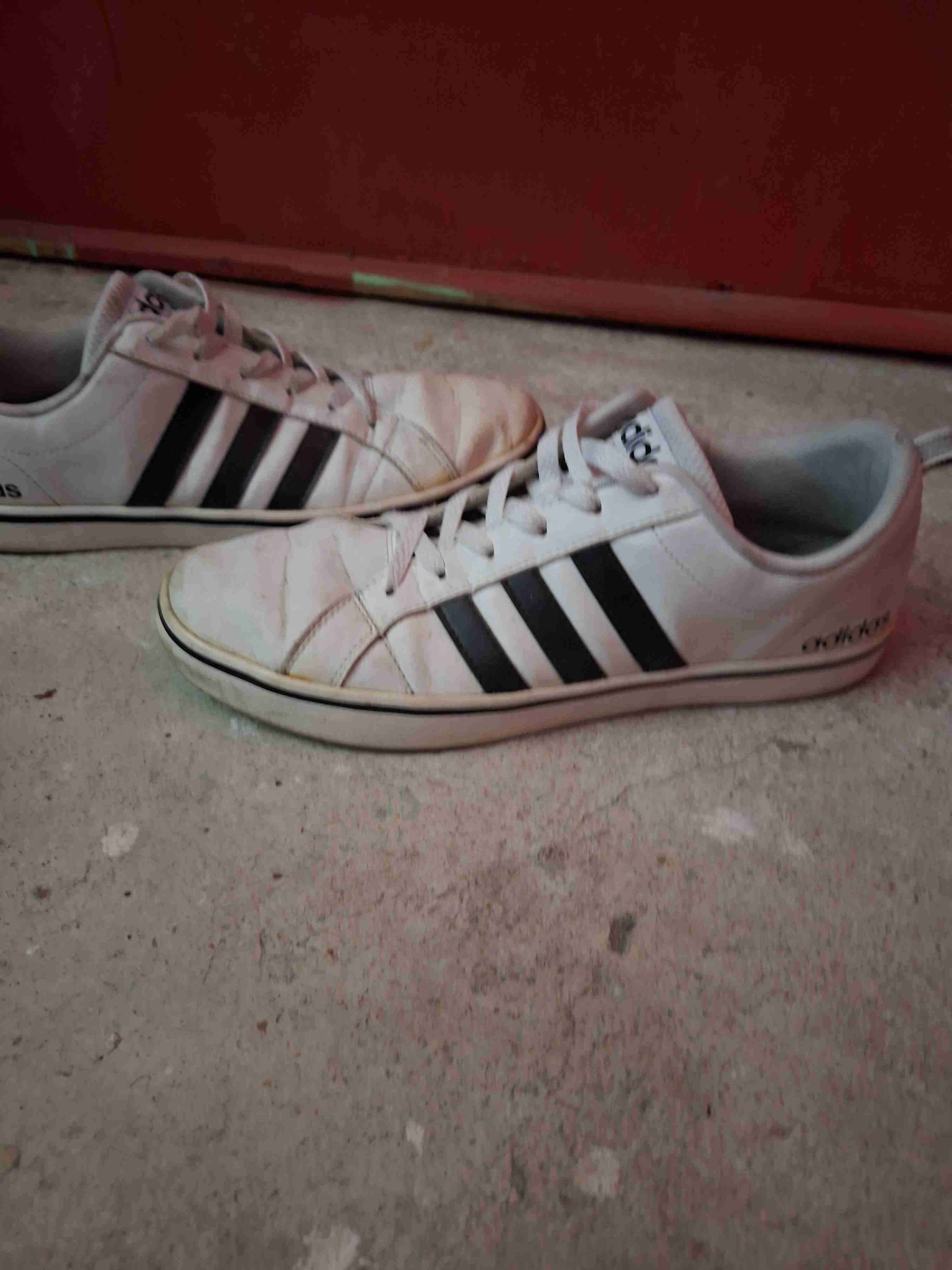 Zapatillas blancas Adidas usadas - miniatura 2