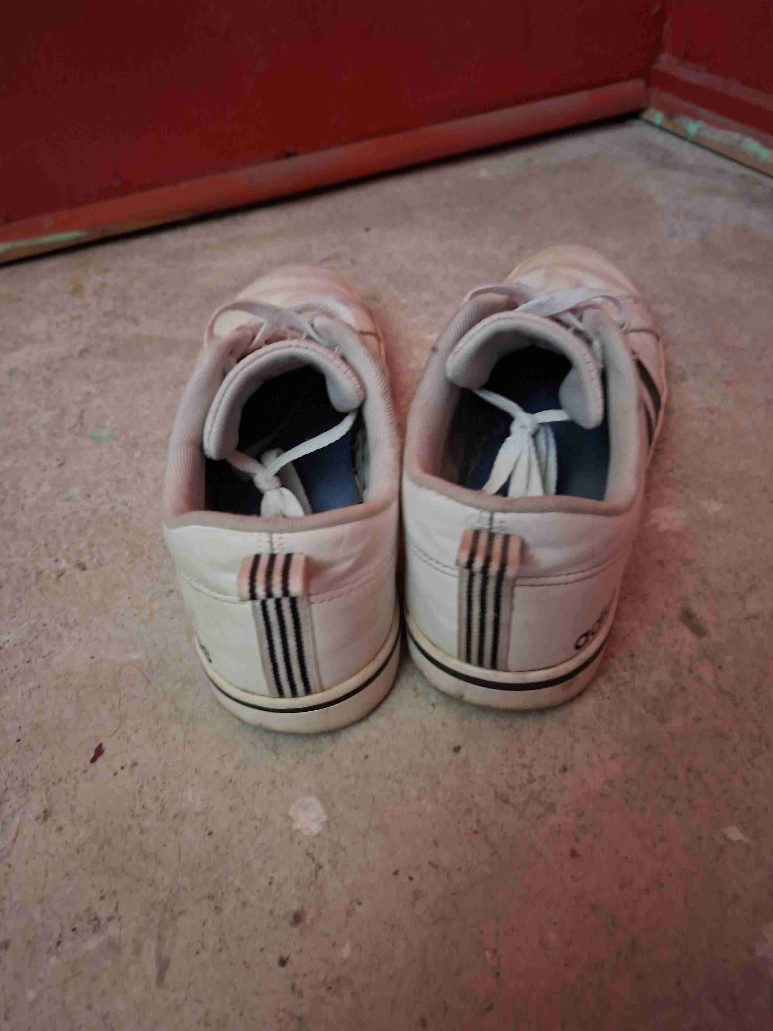 Zapatillas blancas Adidas usadas - miniatura 5