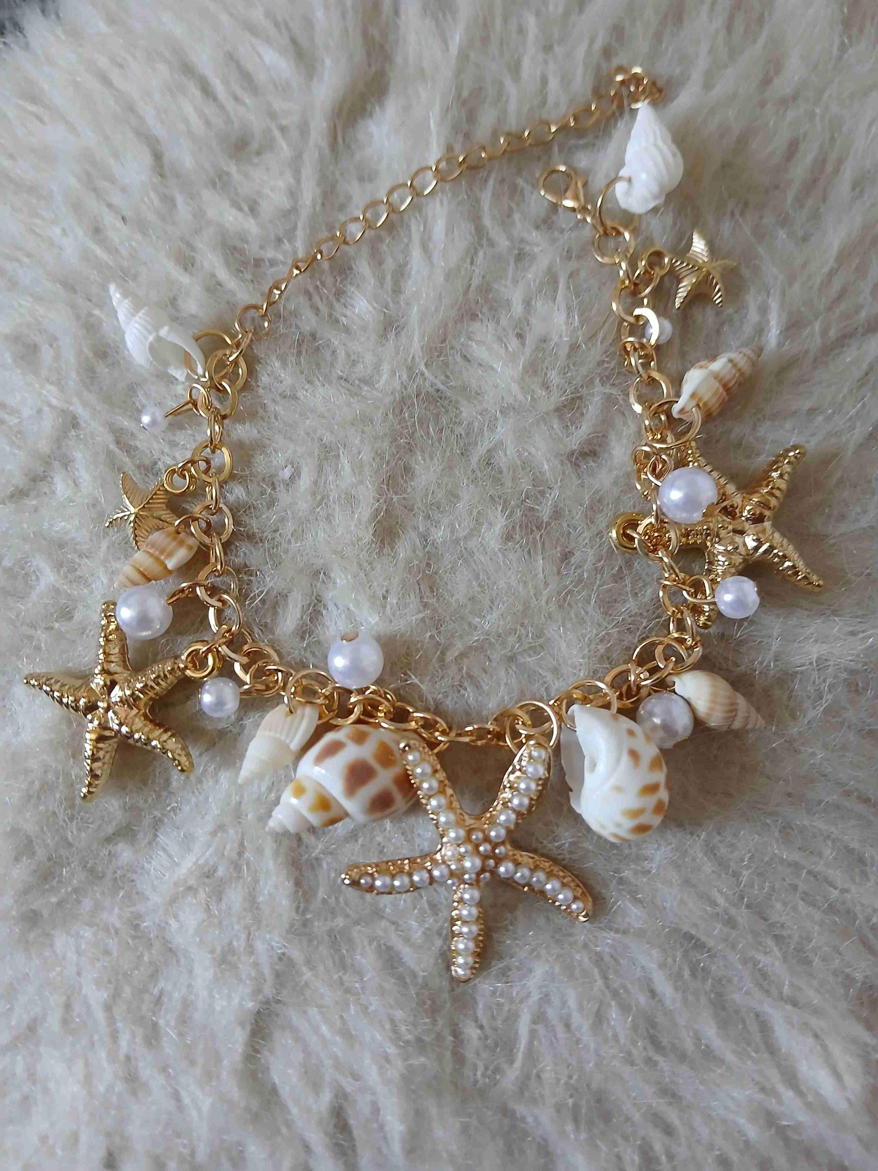 Pulsera con dijes de conchas