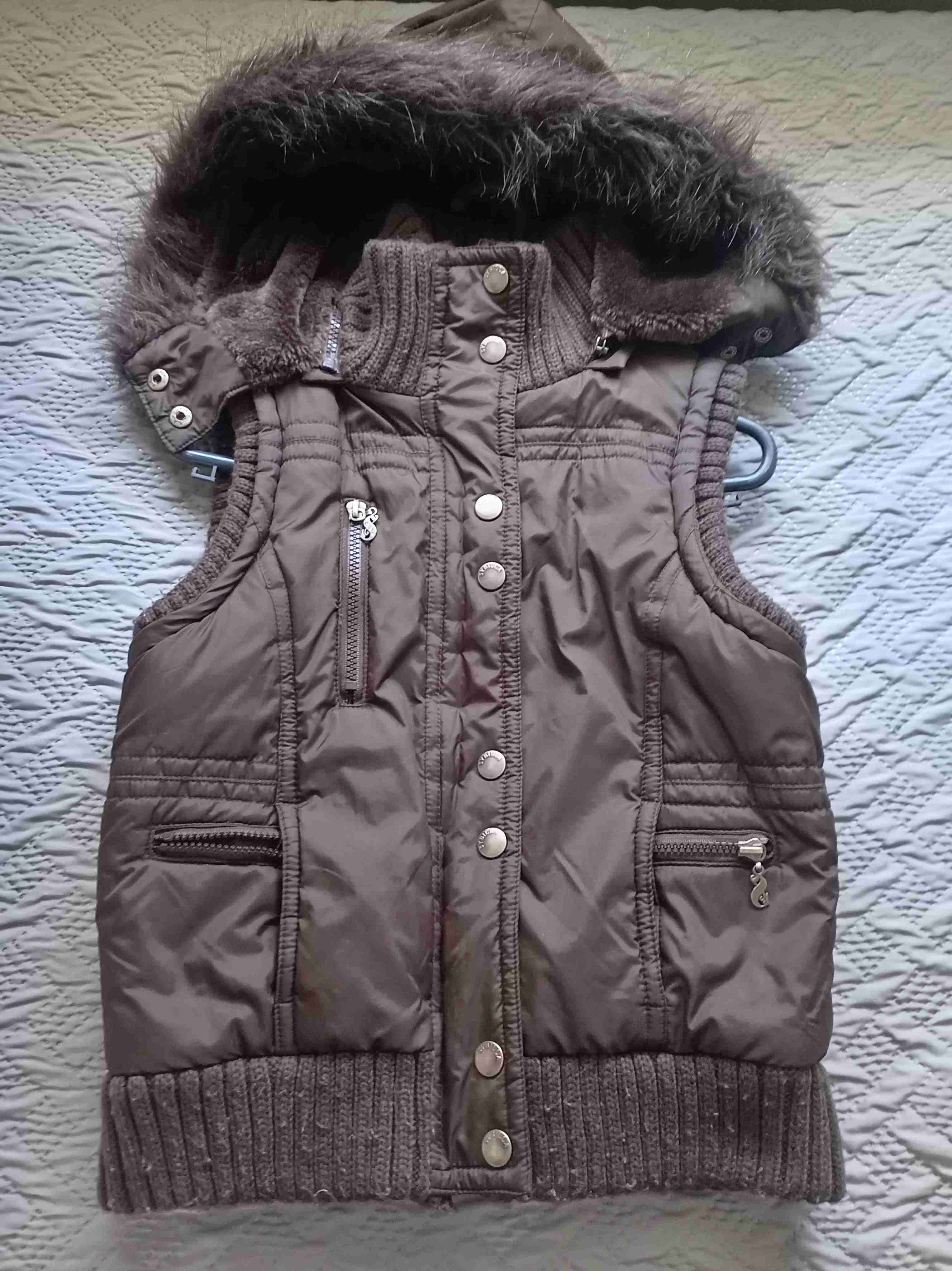 Chaqueta marrón con capucha