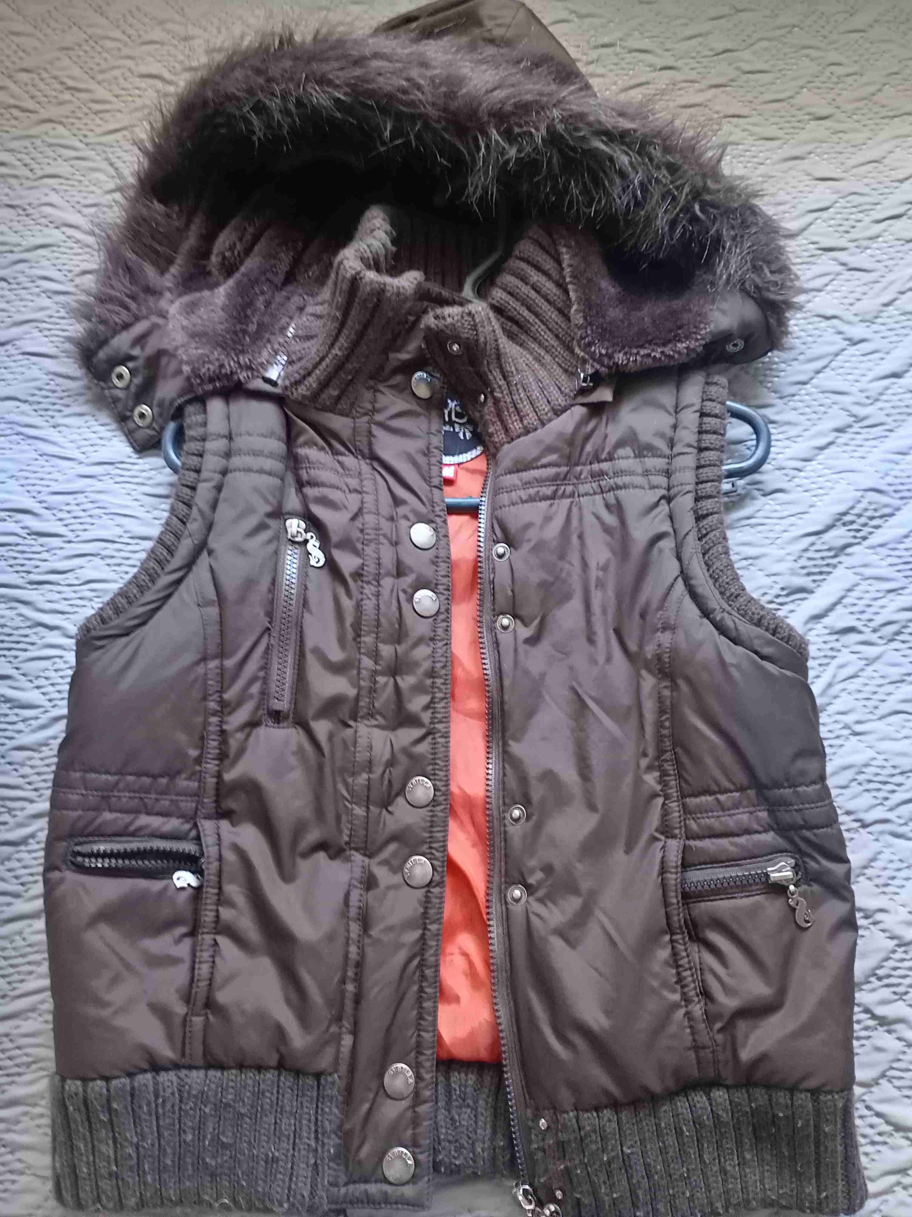 Chaqueta marrón con capucha - miniatura 2