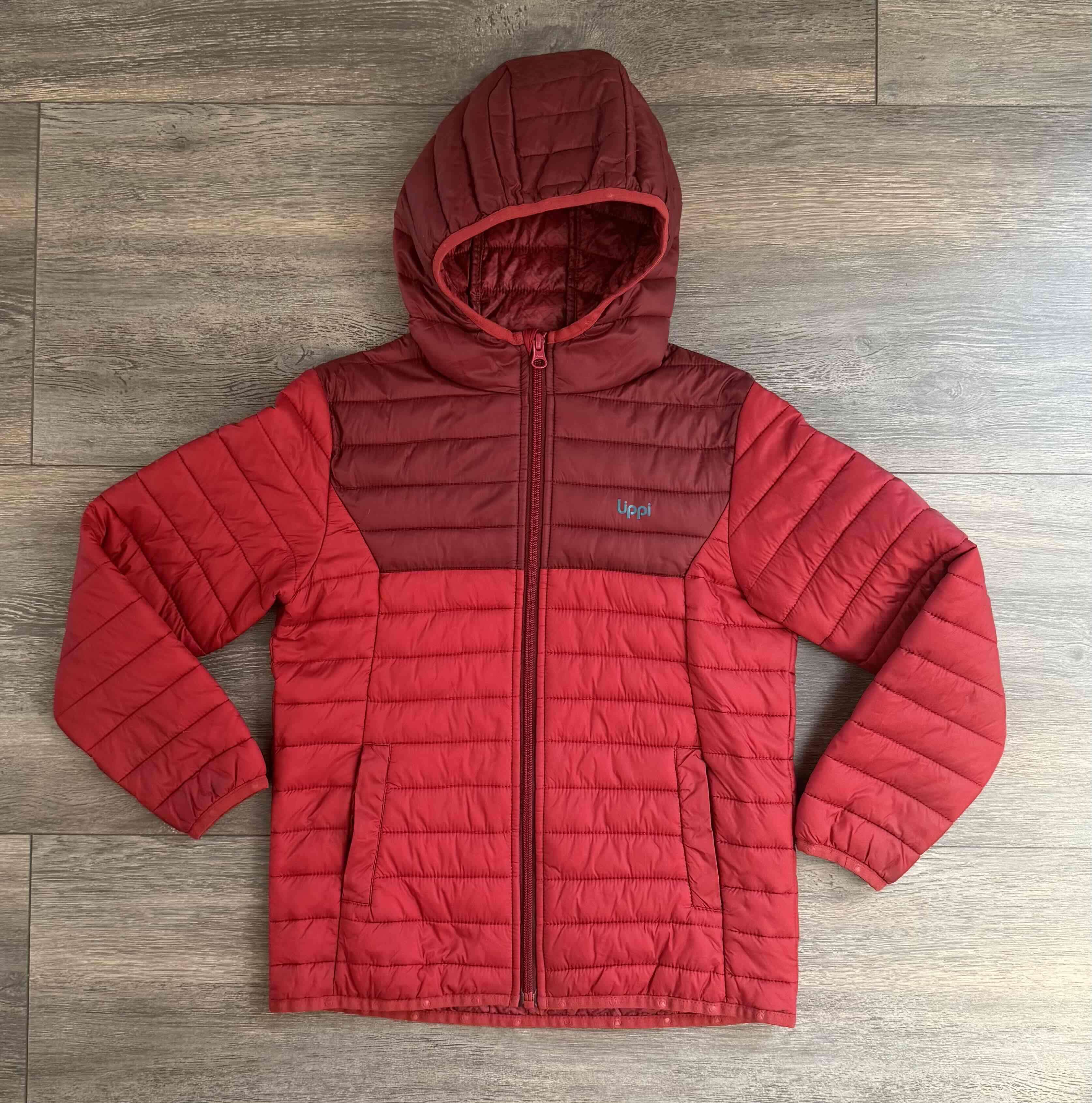 Parka roja con capucha, Marca Lippi