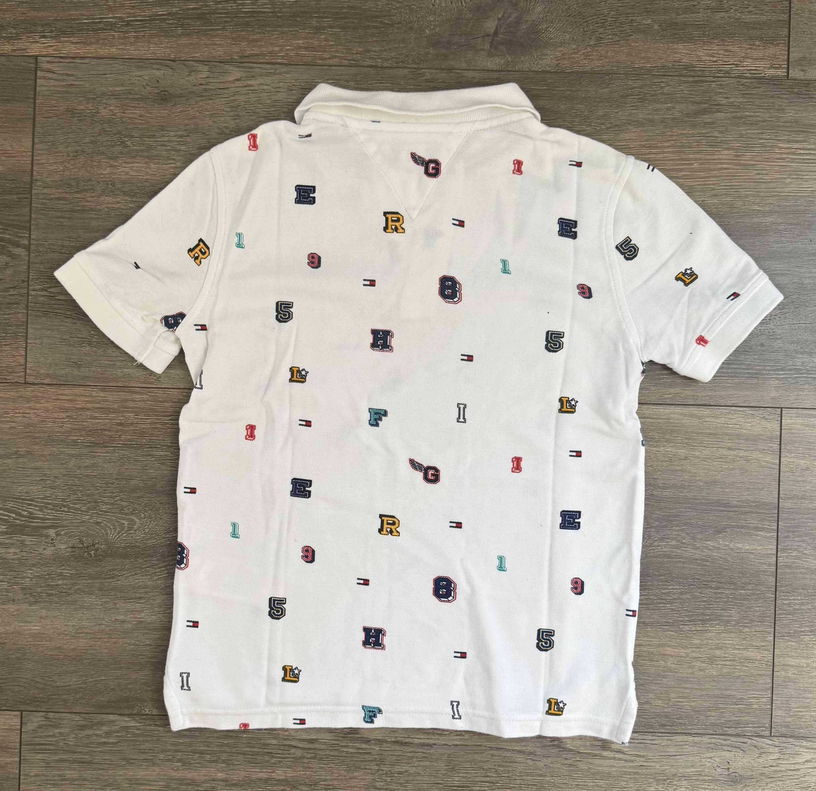 Polera con cuello blanca estampada - miniatura 2