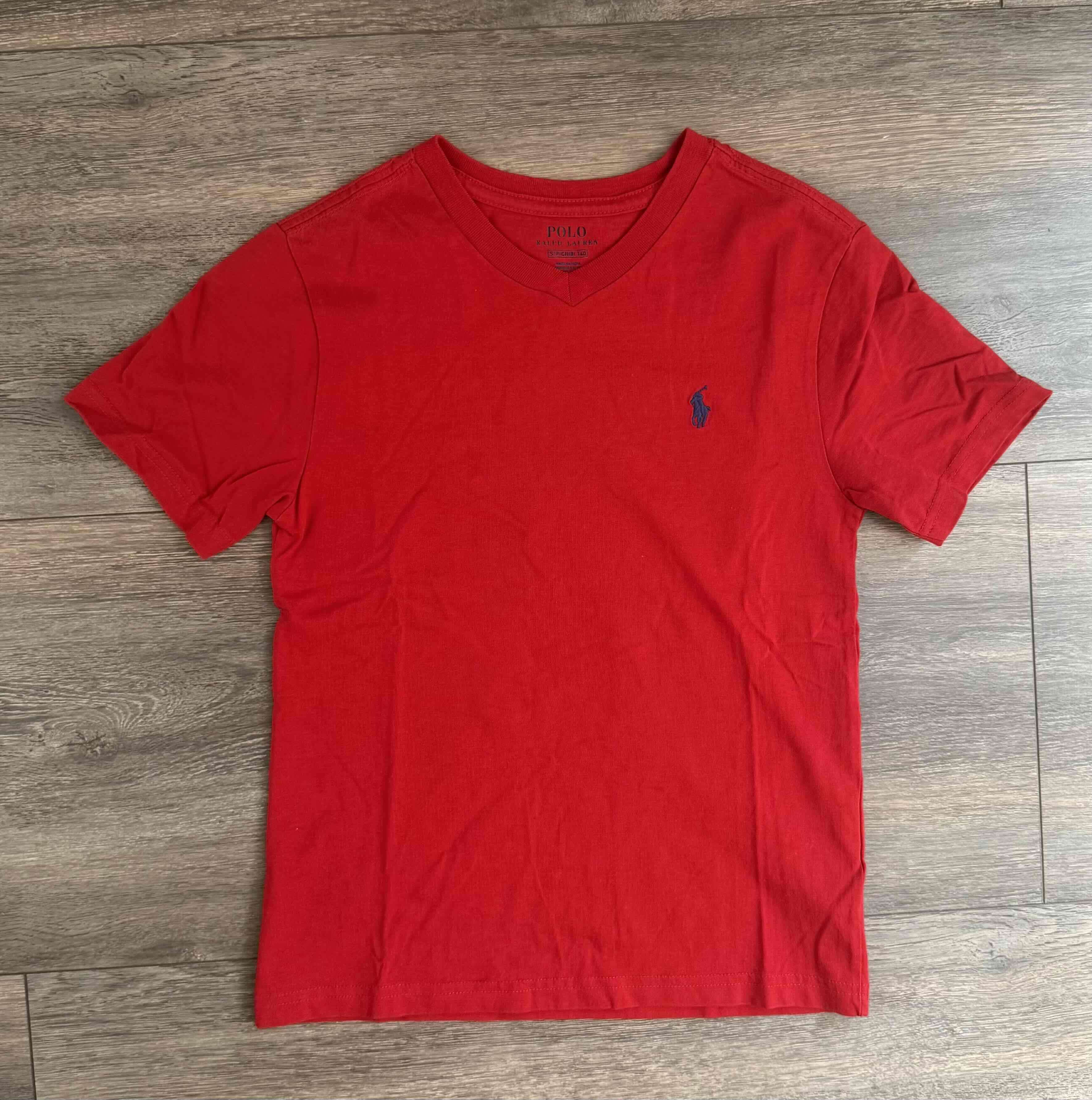 Polera roja de algodón con logo