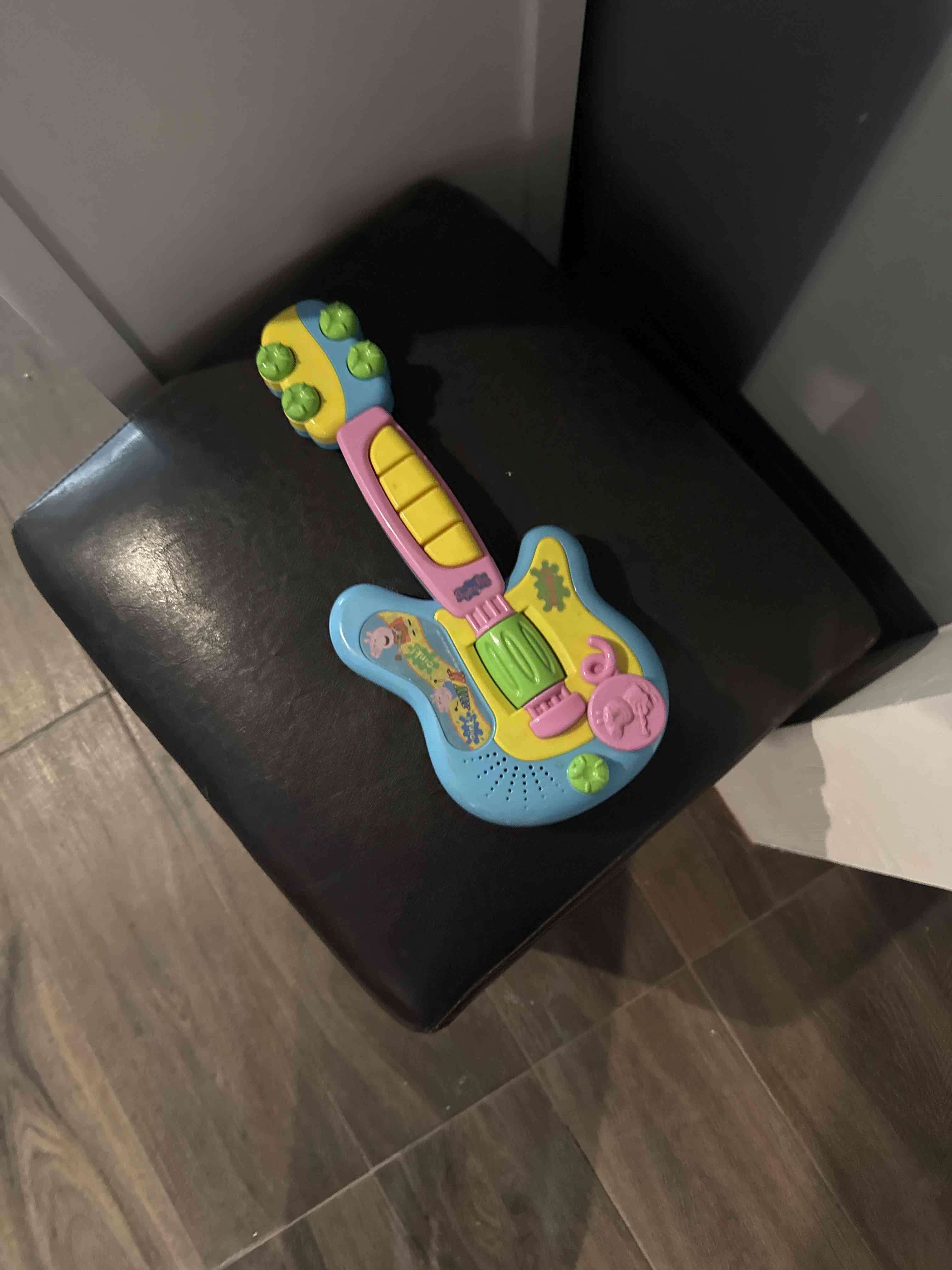 Guitarra de juguete colorida