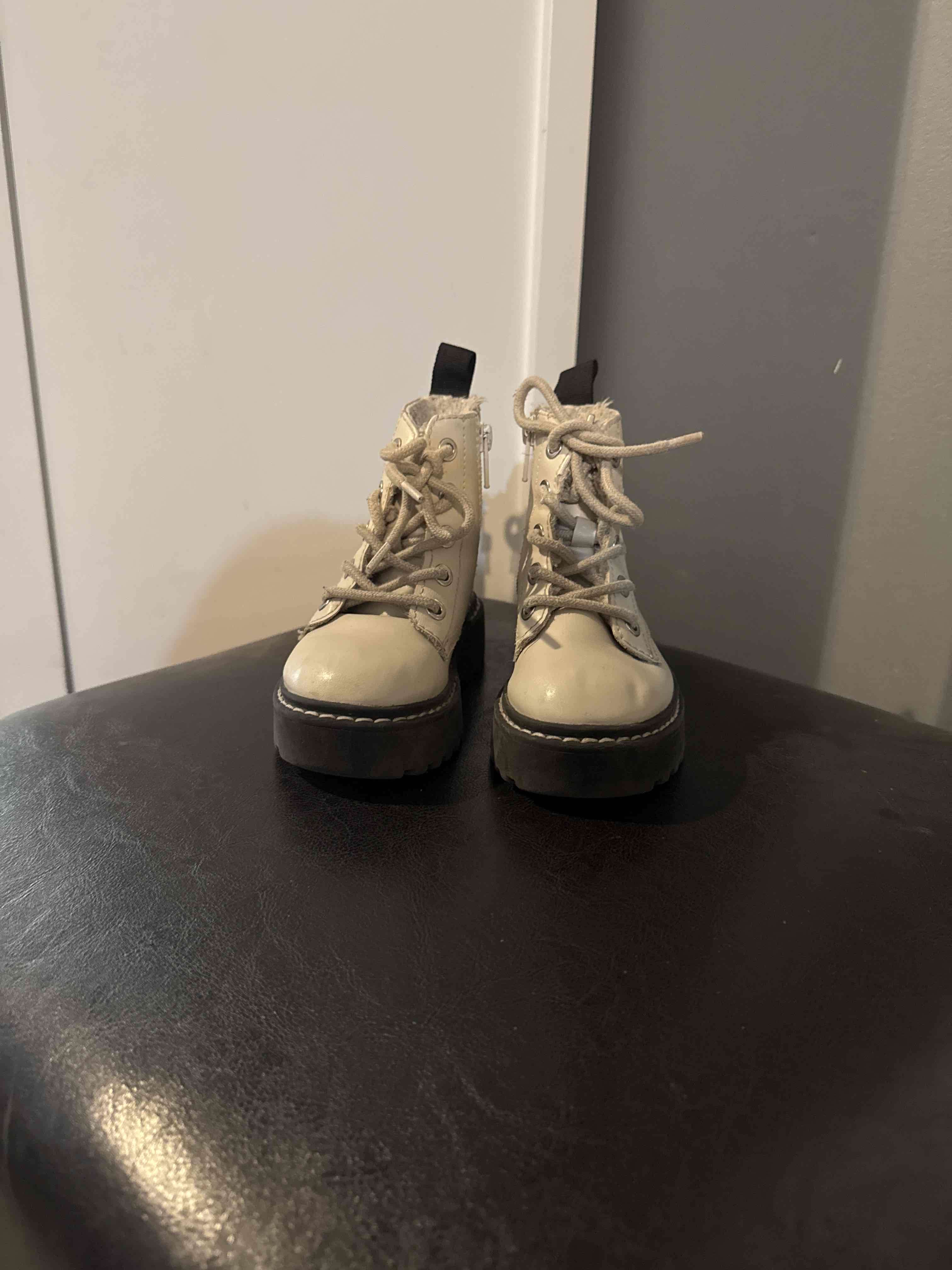 Botas beige con cordones