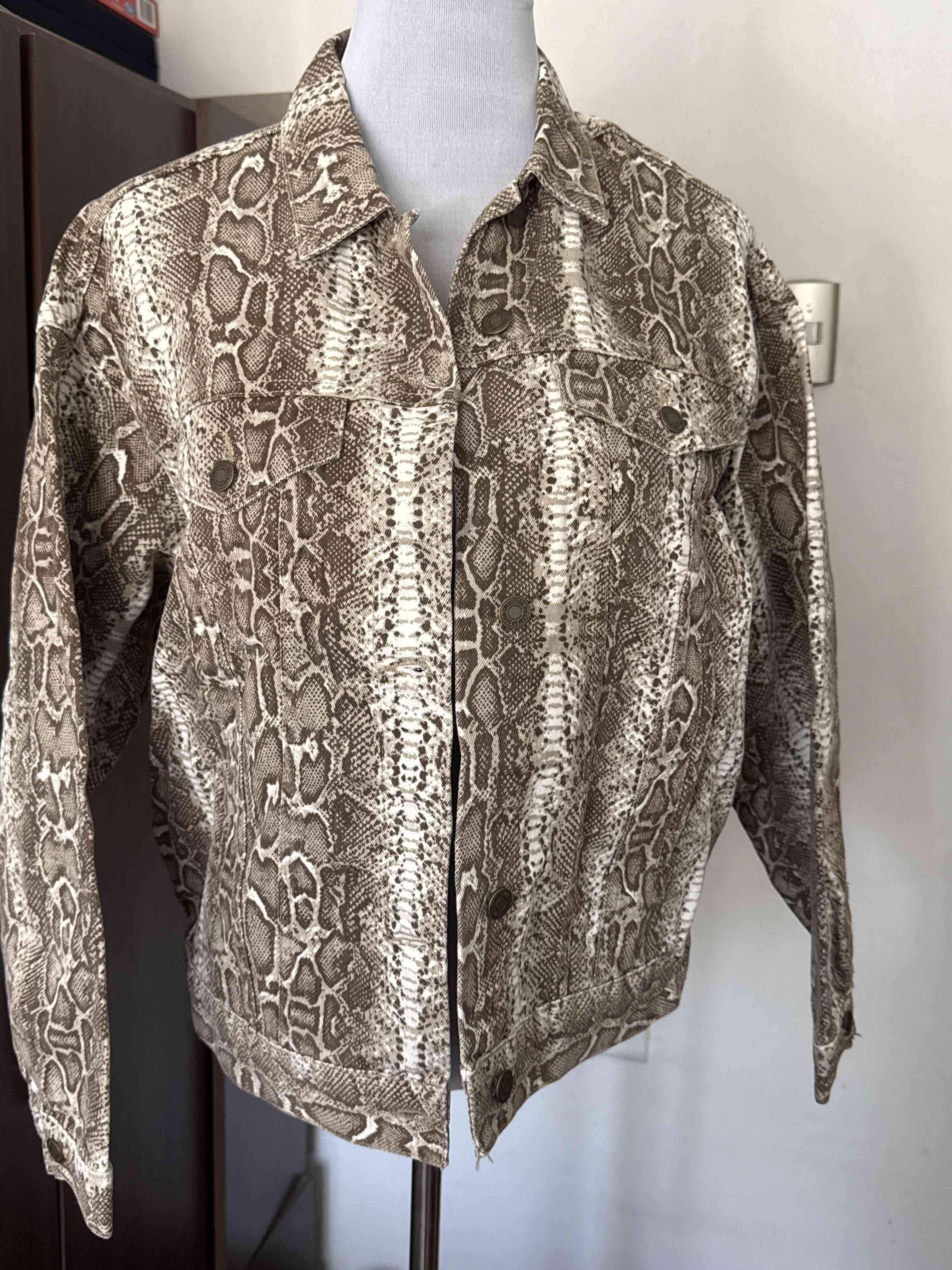 Chaqueta estampado de serpiente