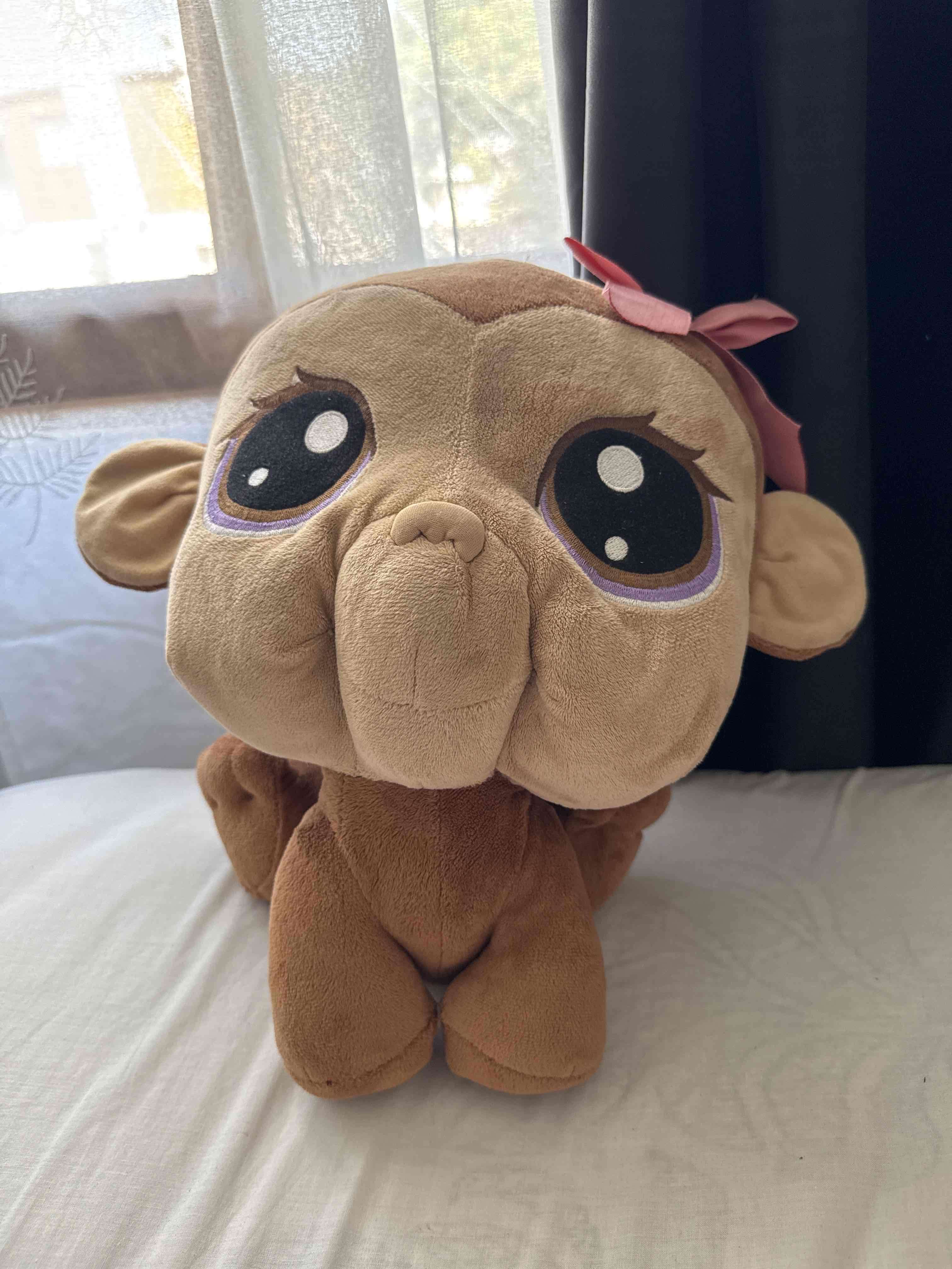 Peluche de mono con lazo rosa