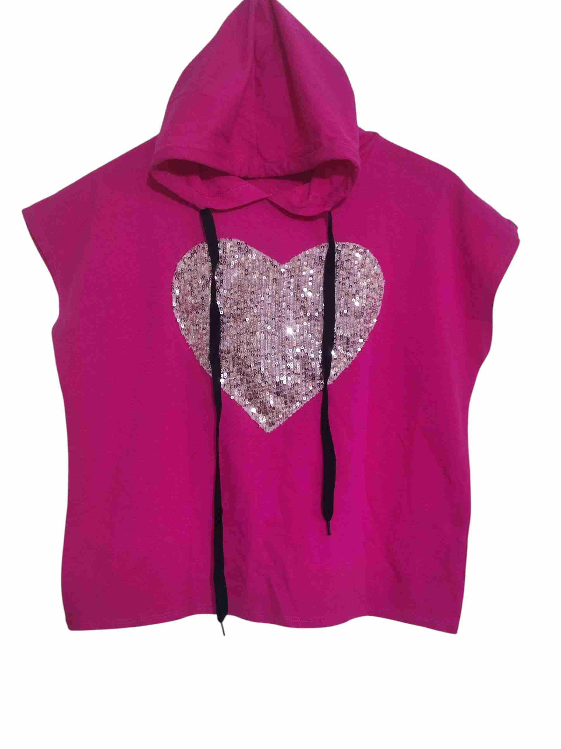 Polera rosa con capucha y corazón