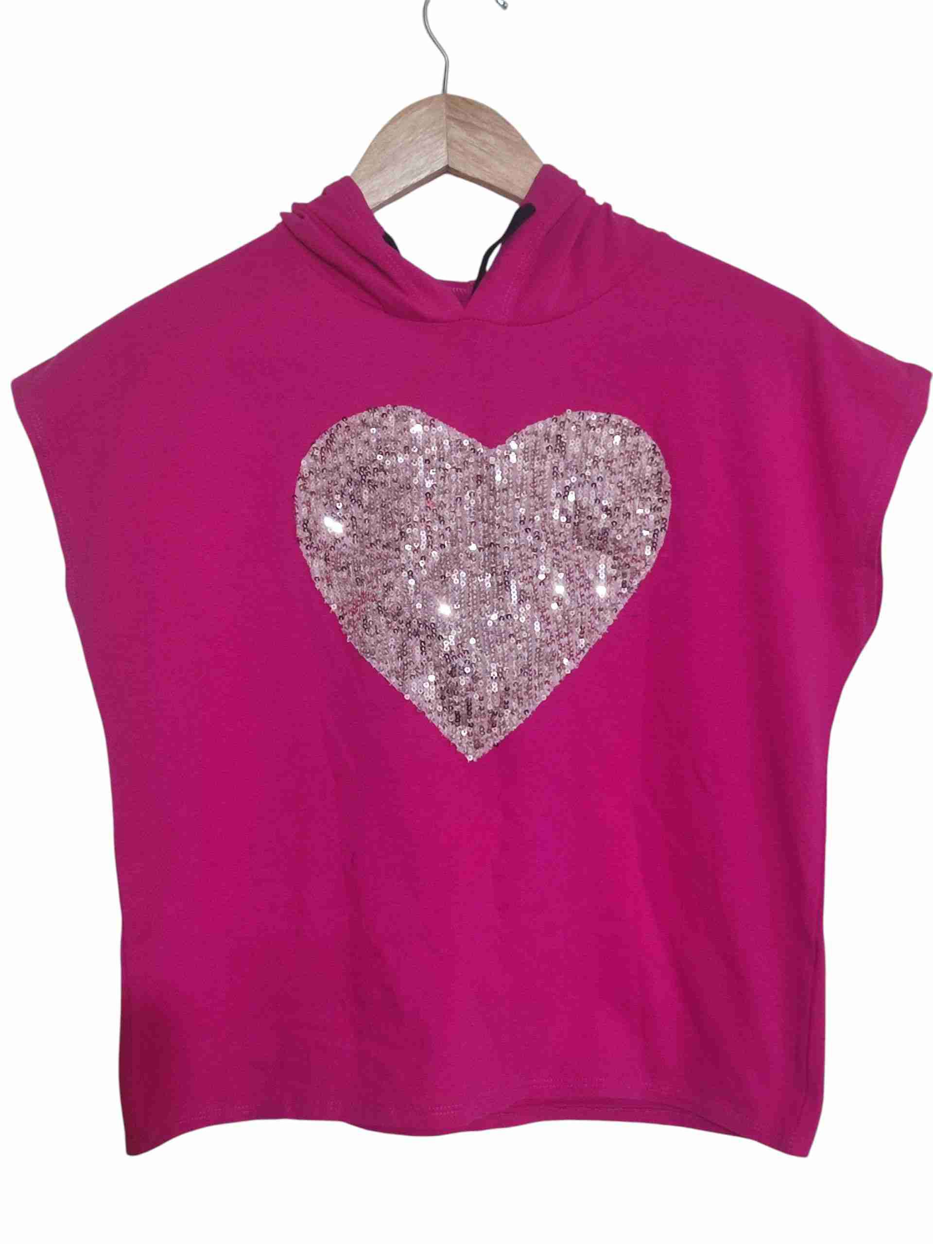 Polera rosa con capucha y corazón - miniatura 2