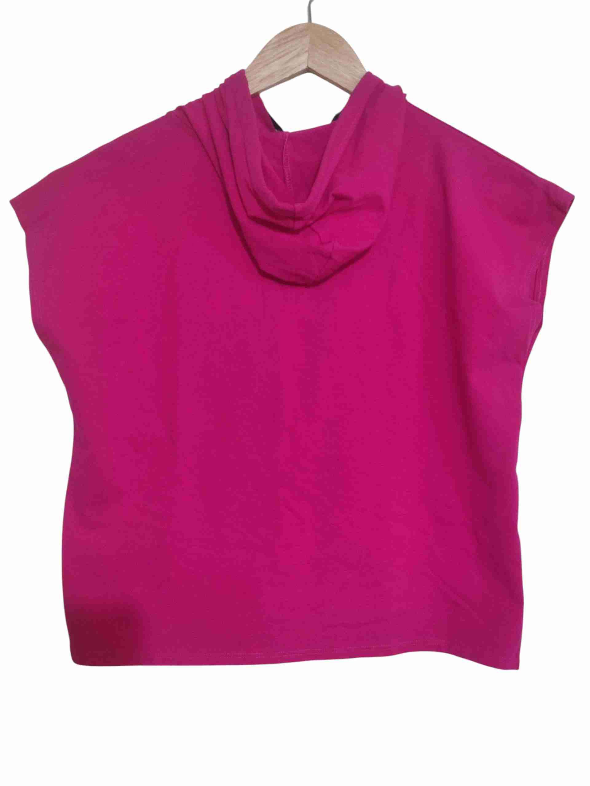 Polera rosa con capucha y corazón - miniatura 3