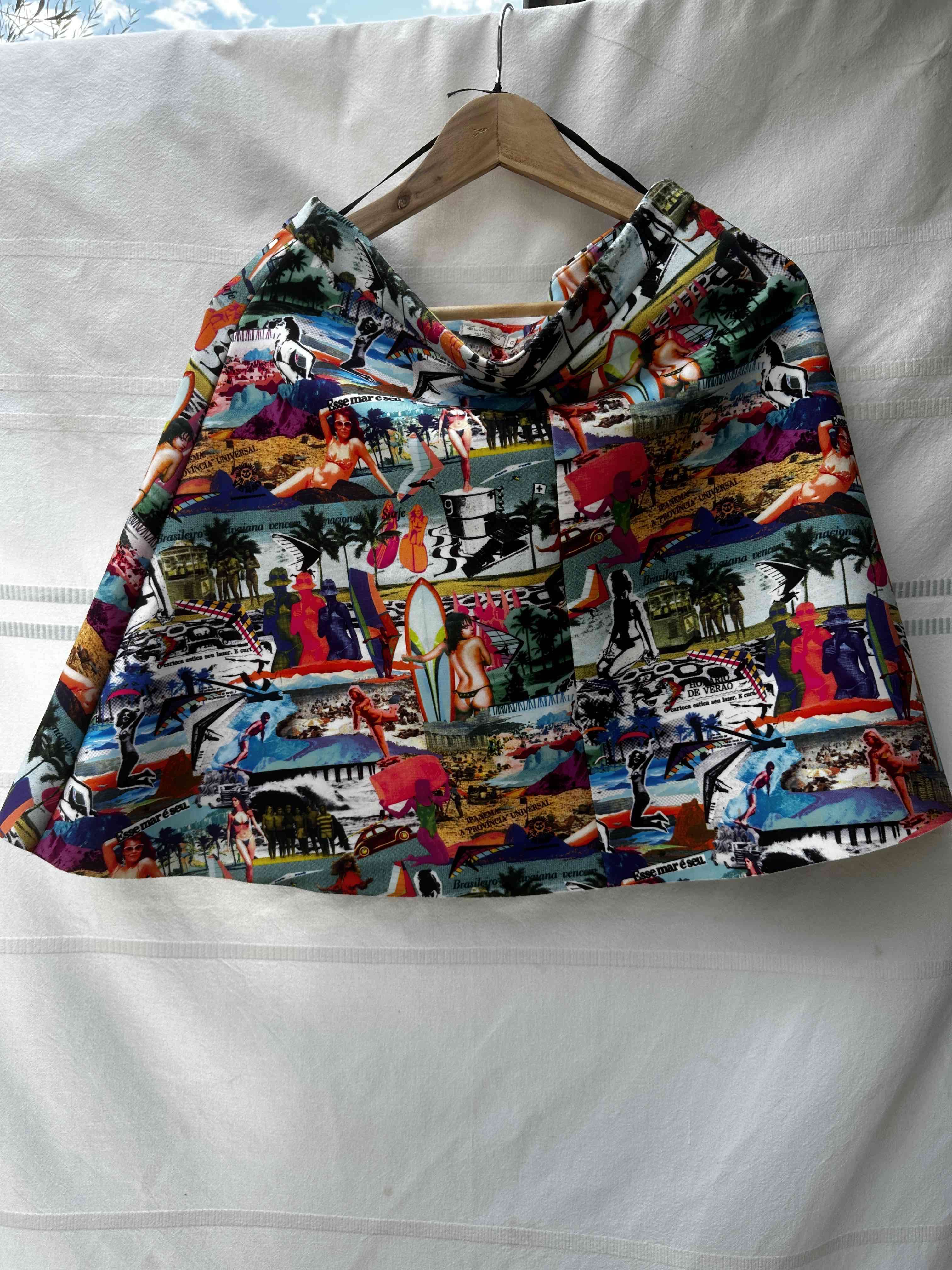 Falda colorida estampada