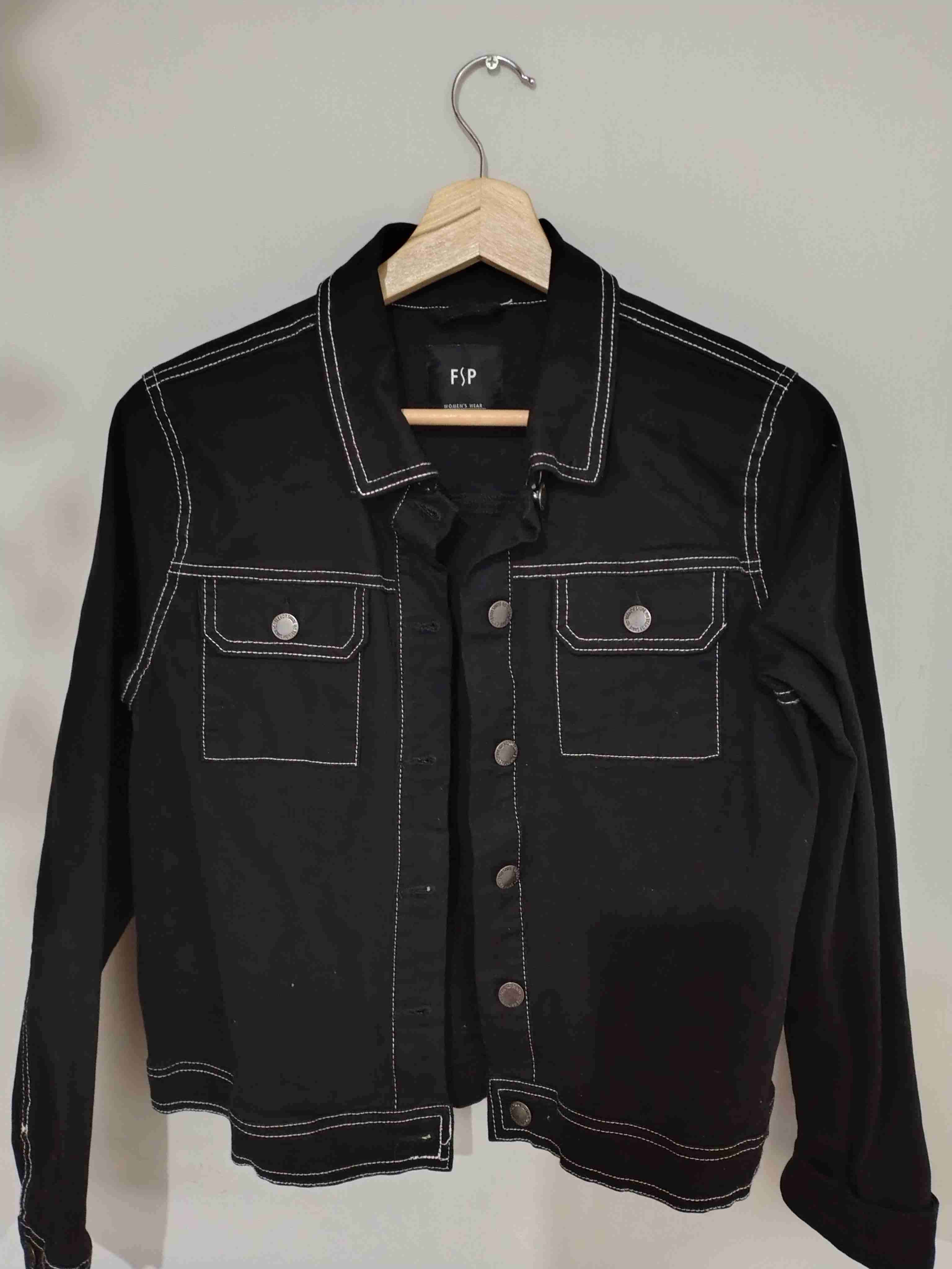 Chaqueta negra casual jeans