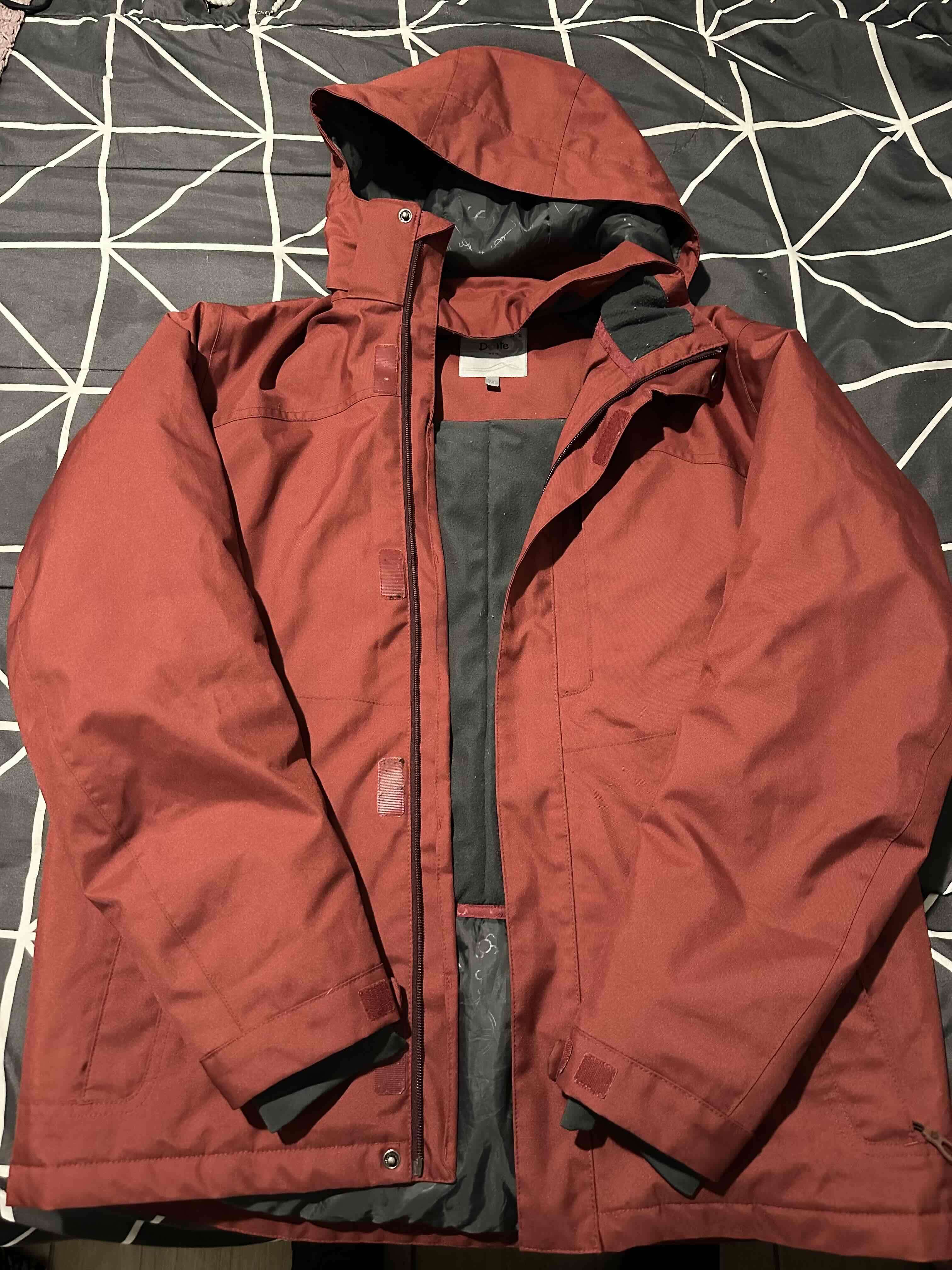 Chaqueta roja con capucha - miniatura 2