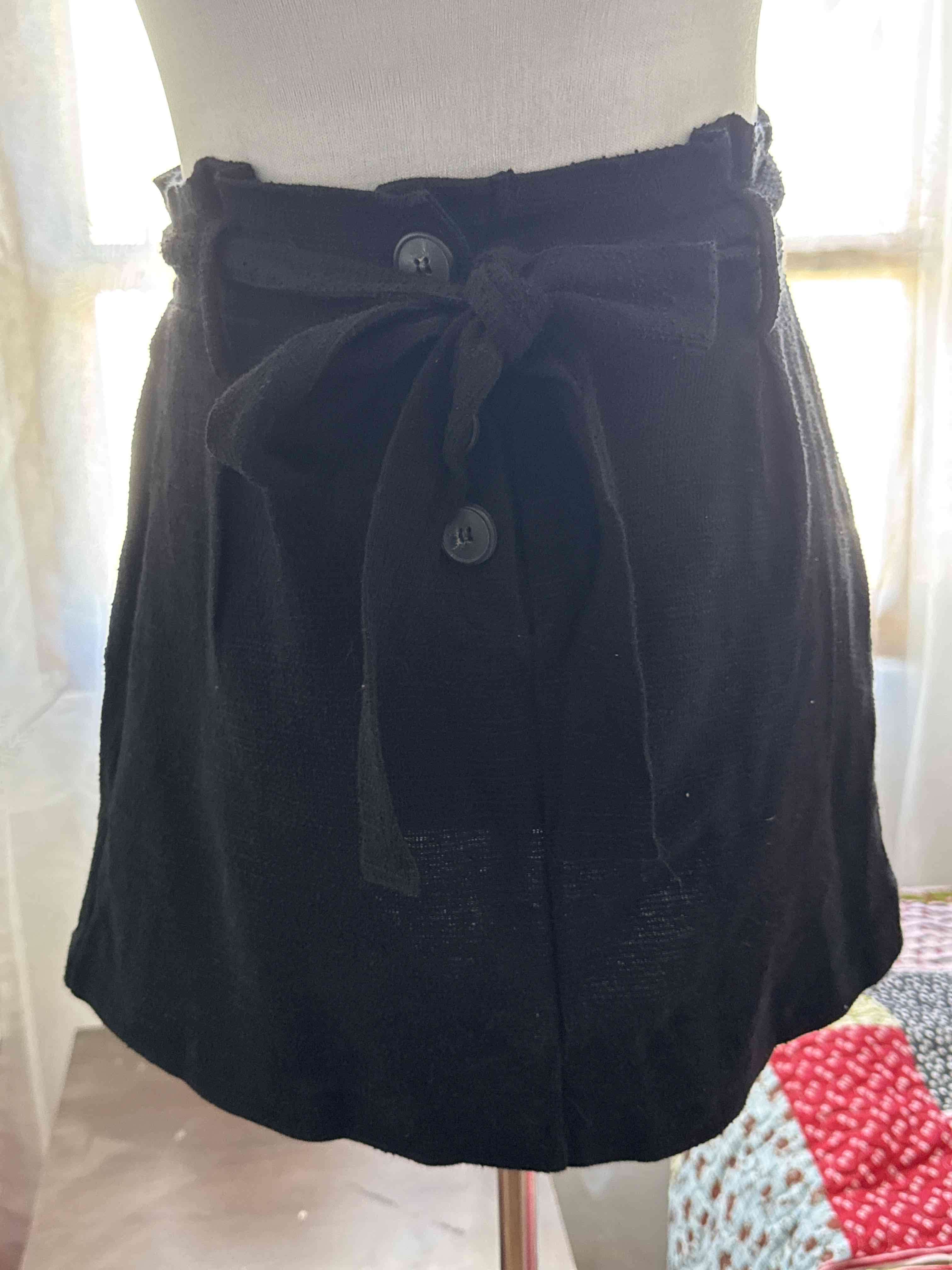 Falda negra con lazo