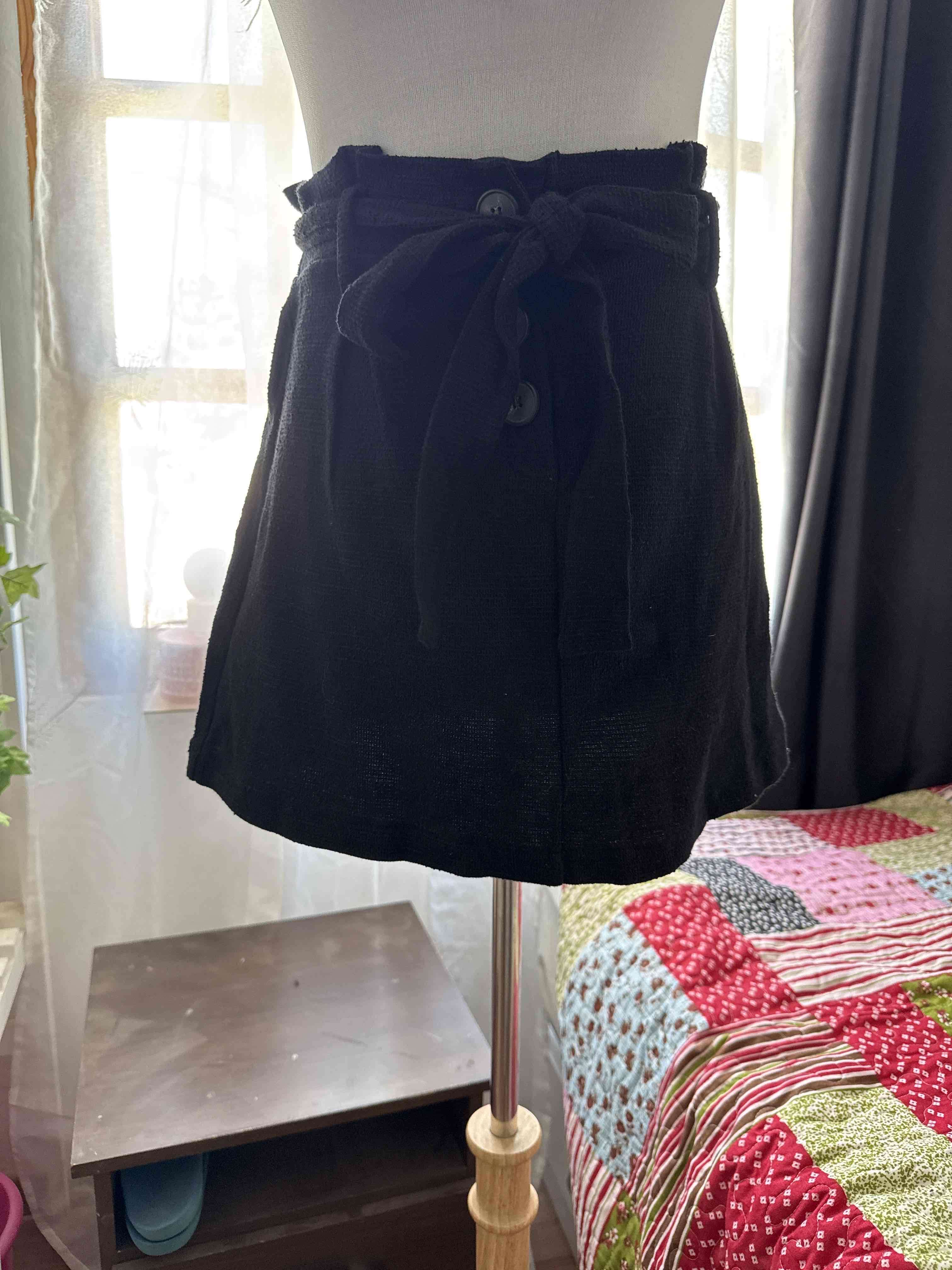 Falda negra con lazo - miniatura 2