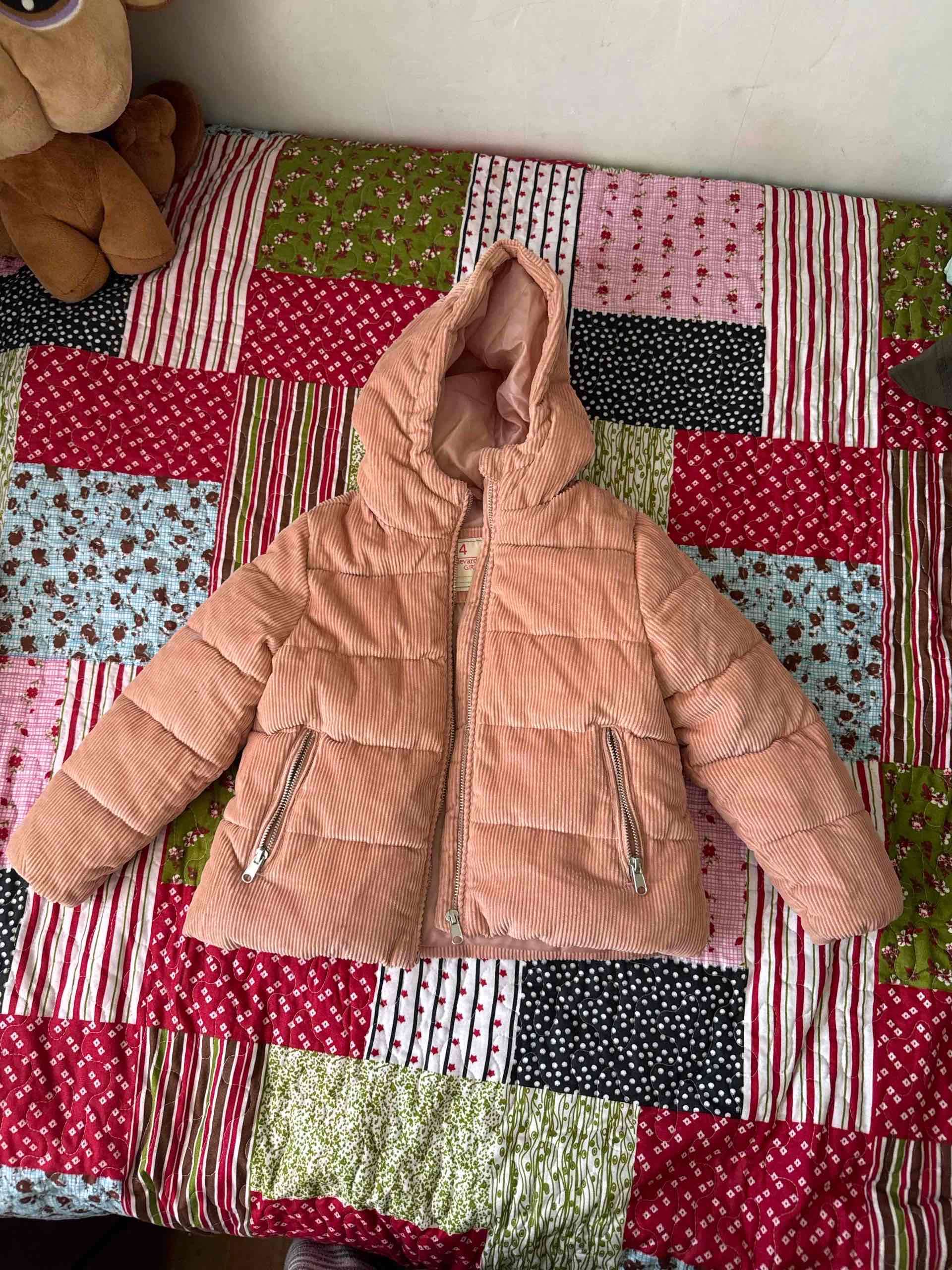 Chaqueta acolchada rosada infantil