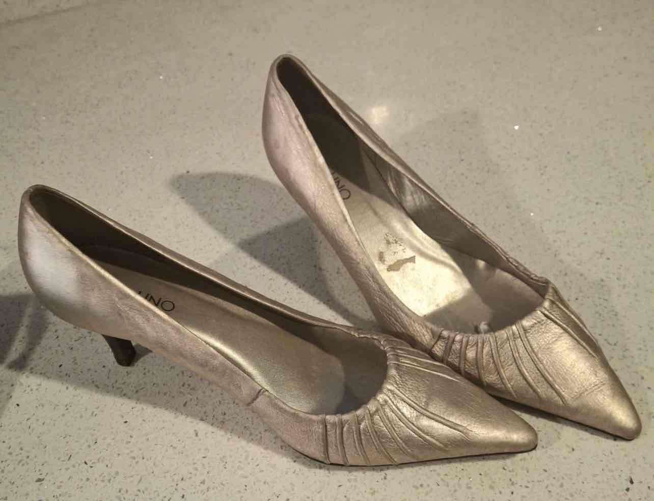 Tacones dorados de mujer - miniatura 2