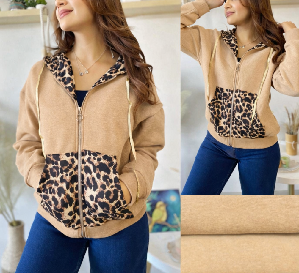 Polerón beige con capucha y estampado animal