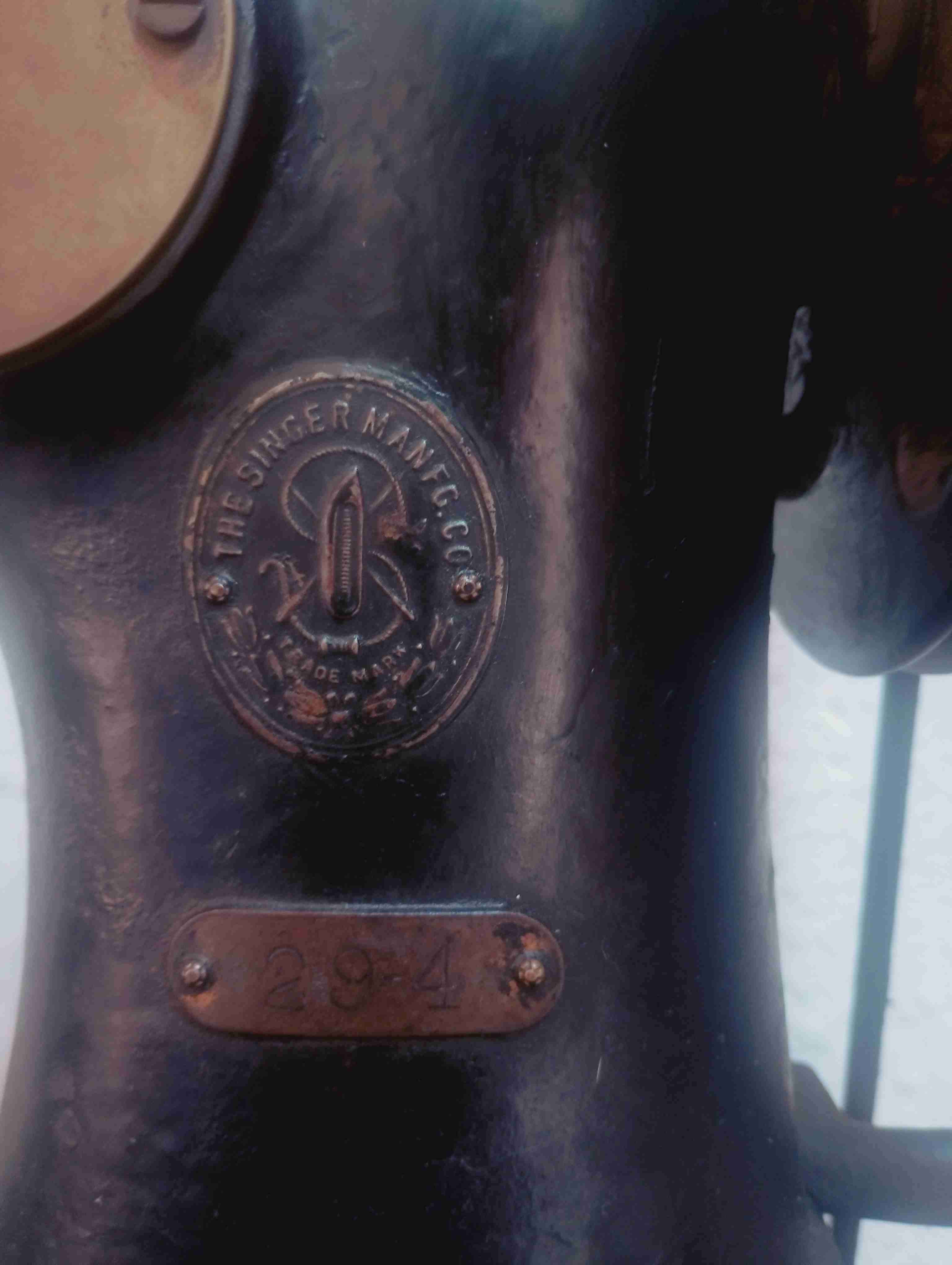 Máquina de coser Singer antigua - miniatura 2