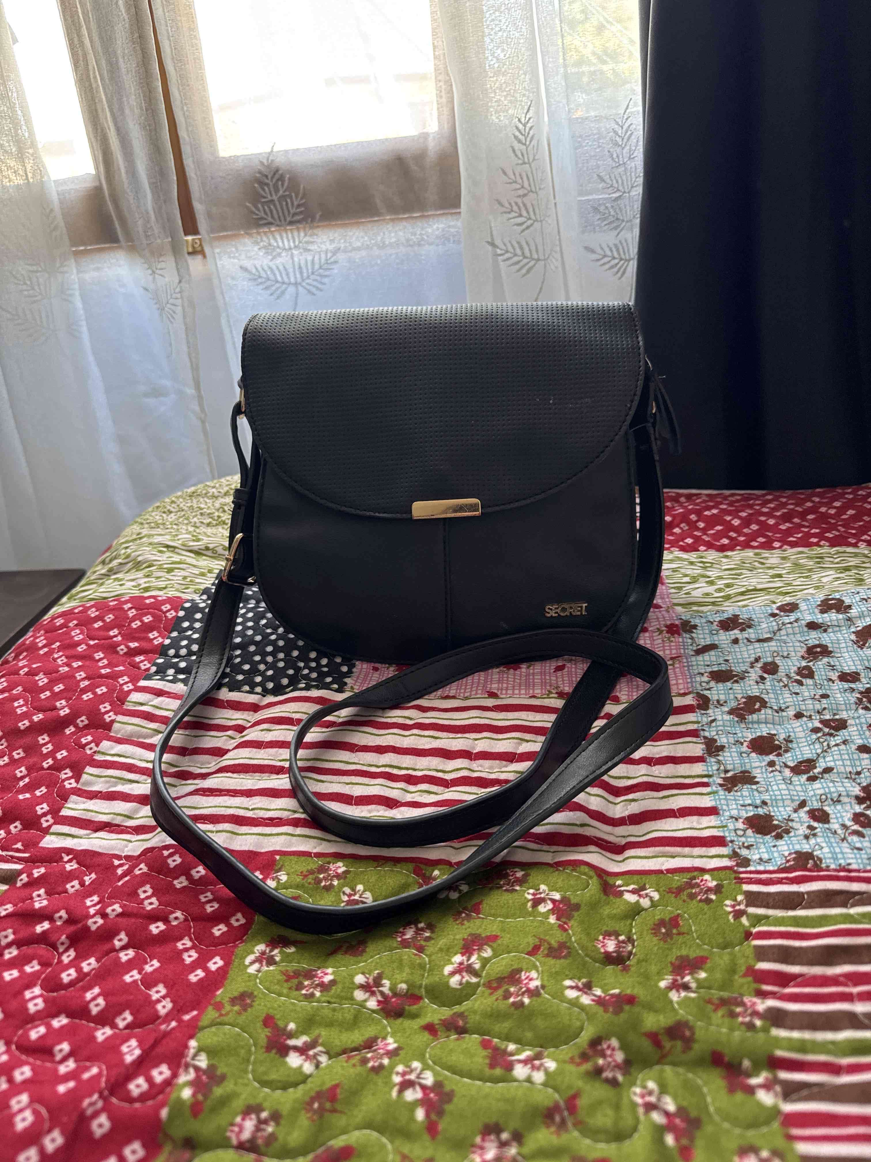 Cartera negra con correa