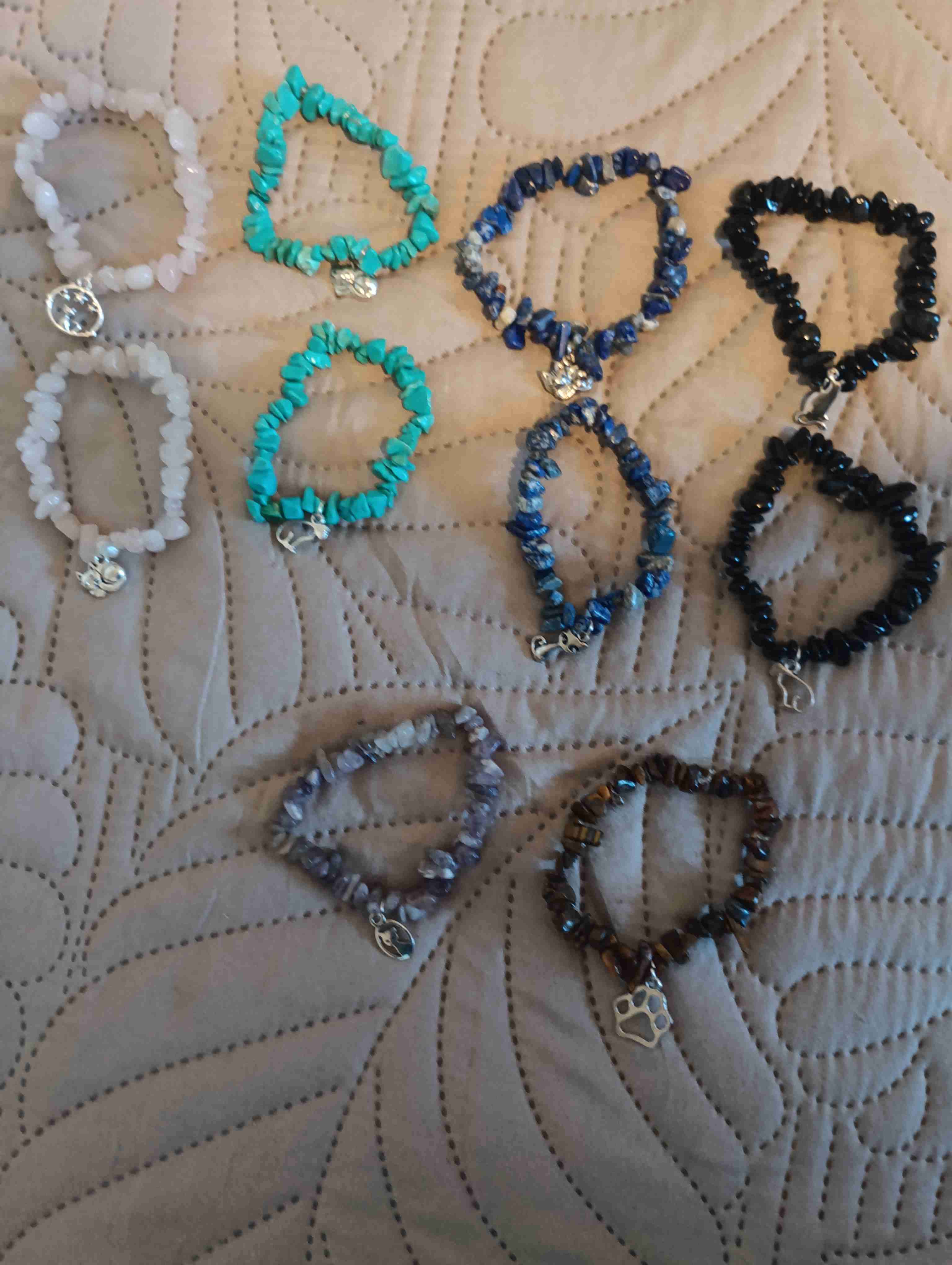 Pulseras coloridas con dijes - miniatura 2