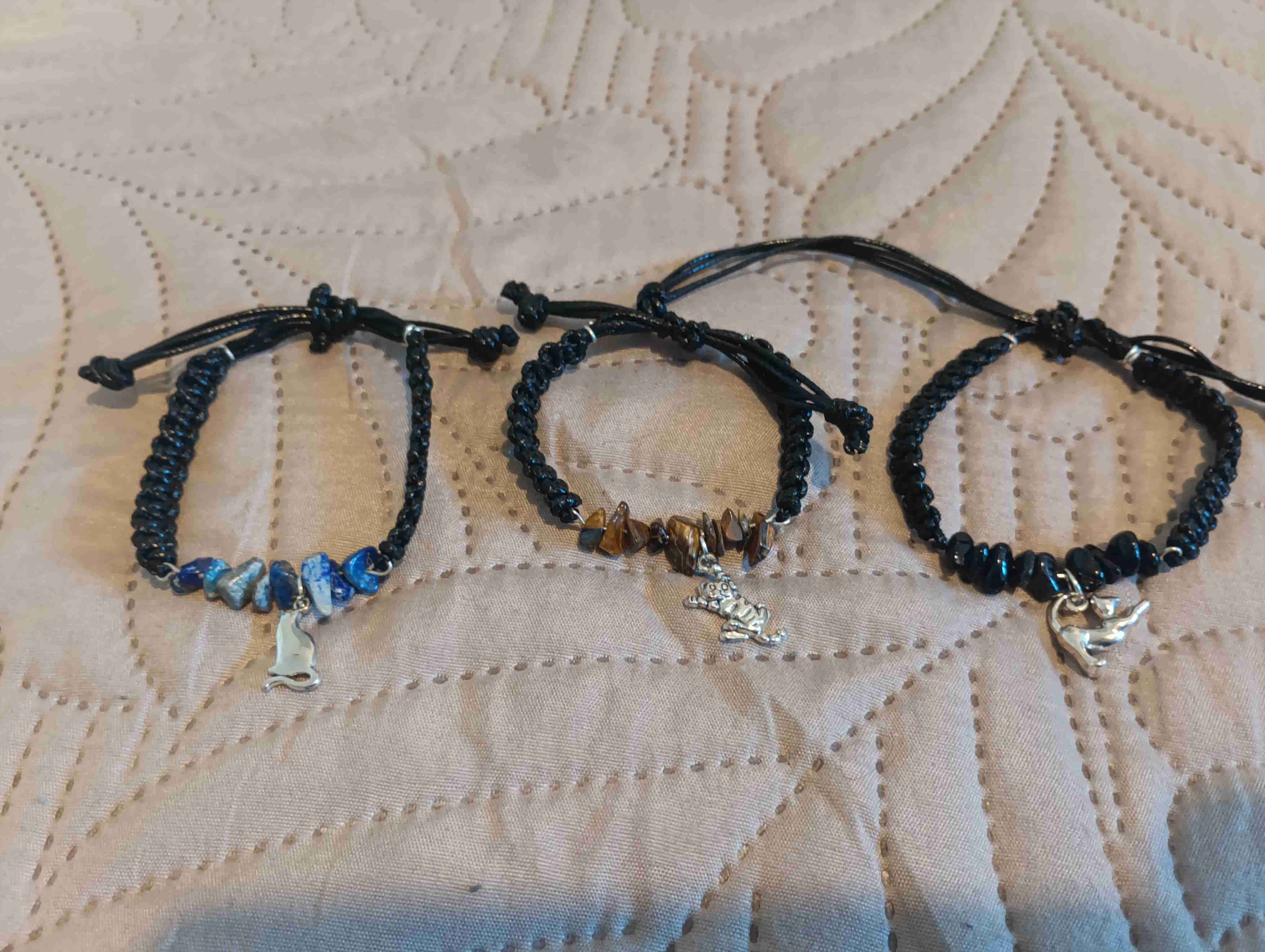 Pulseras coloridas con dijes - miniatura 3