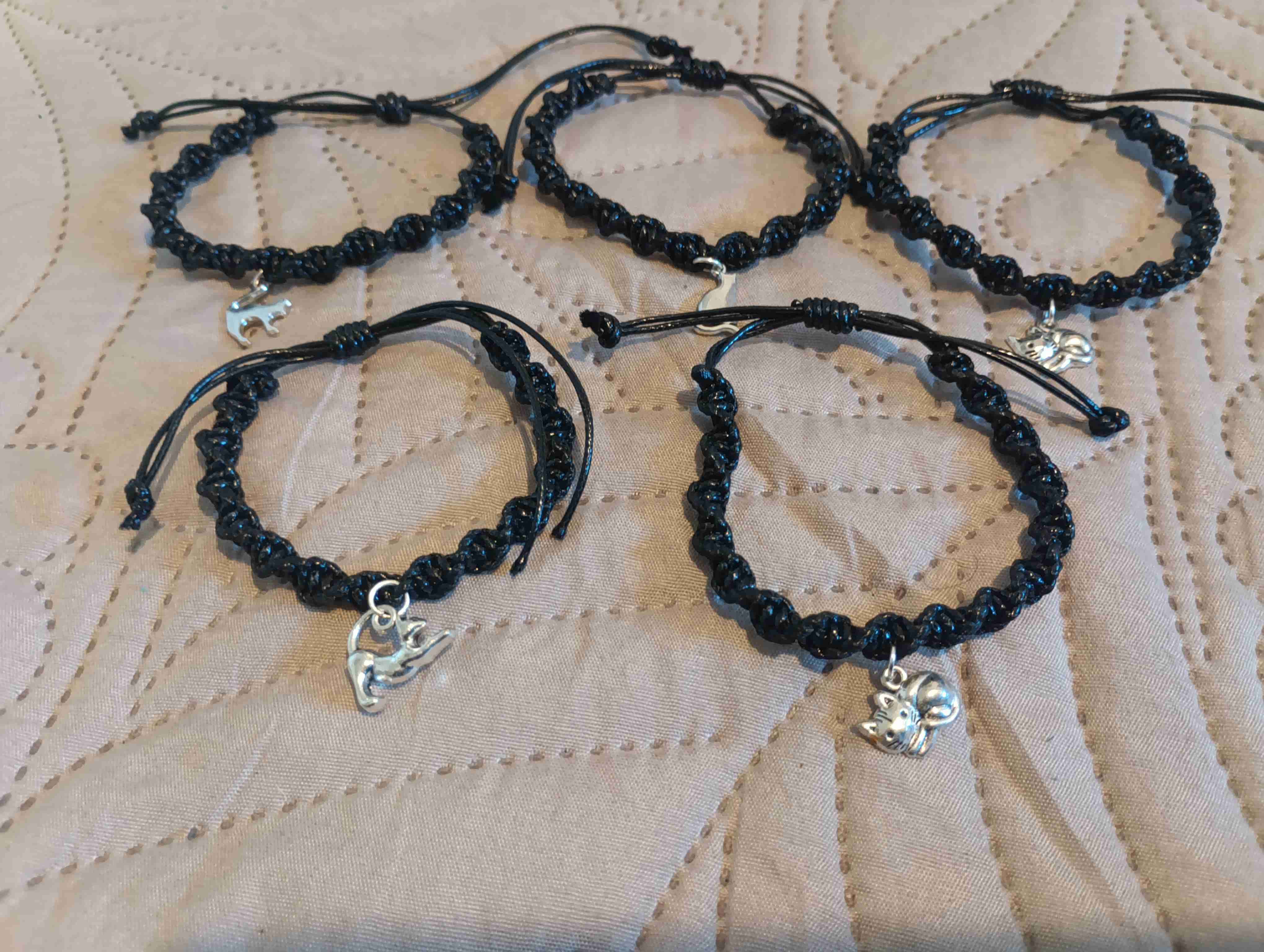 Pulseras coloridas con dijes - miniatura 4