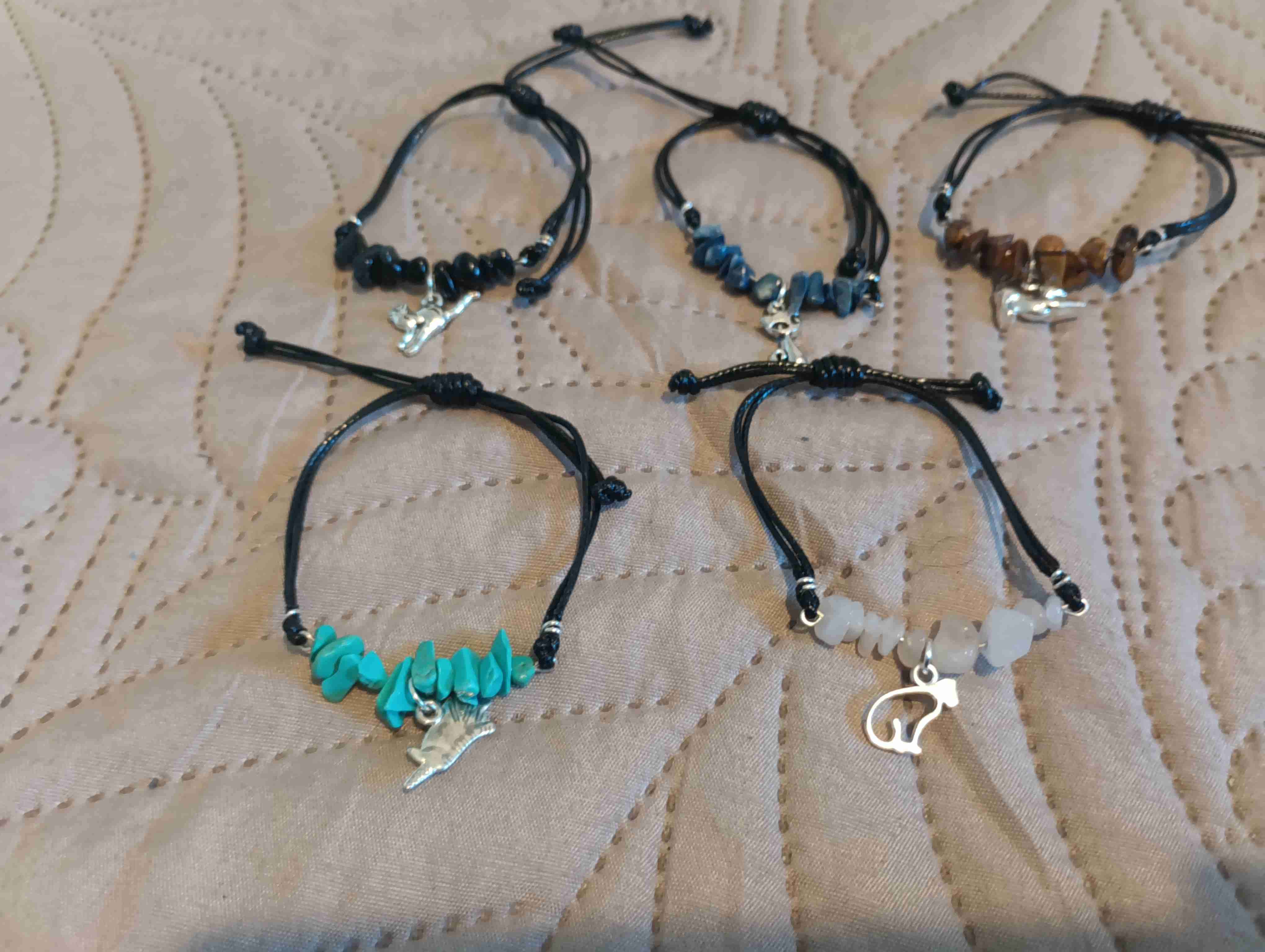 Pulseras coloridas con dijes - miniatura 5