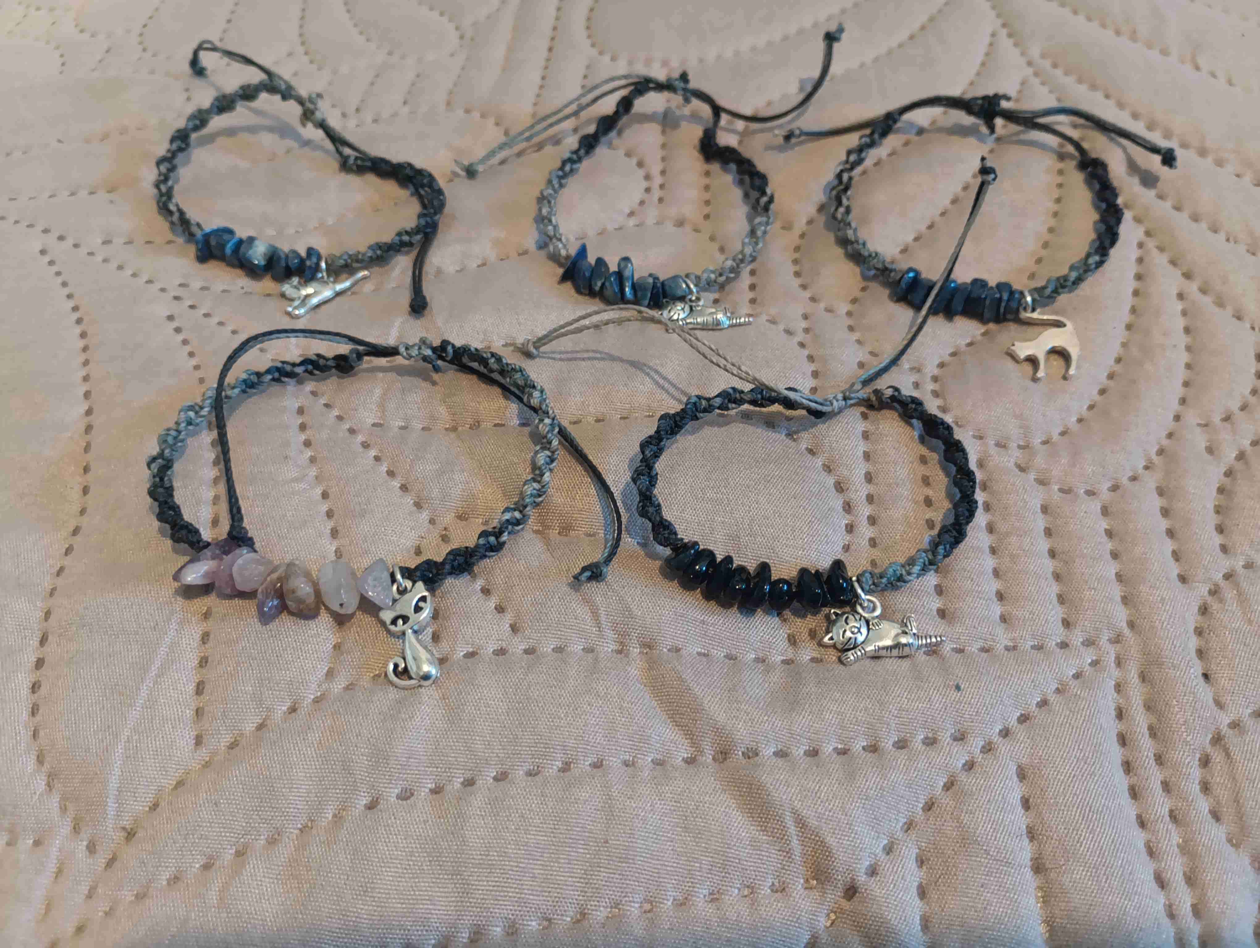 Pulseras coloridas con dijes - miniatura 6