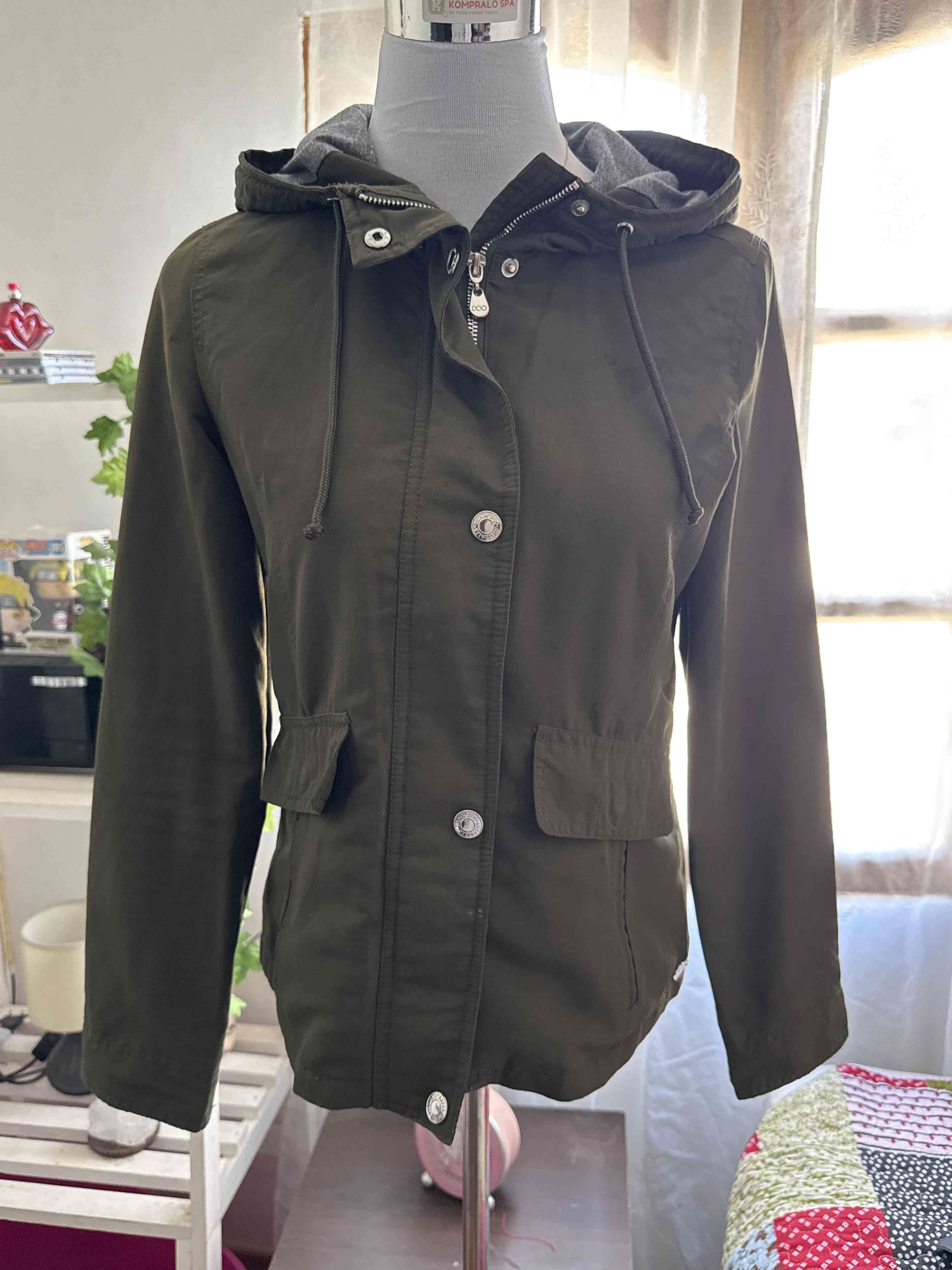 Parca verde con capucha