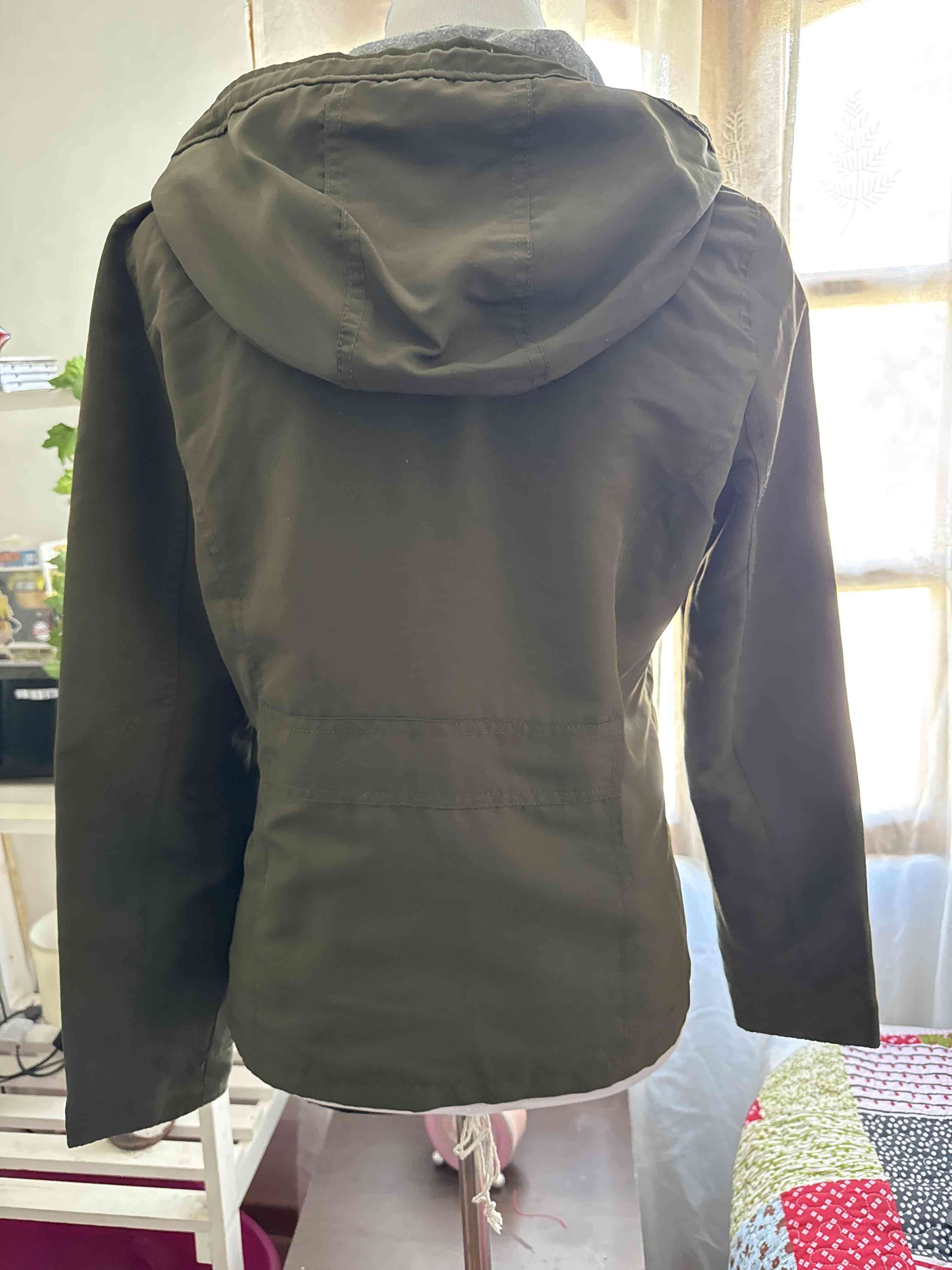 Parca verde con capucha - miniatura 2