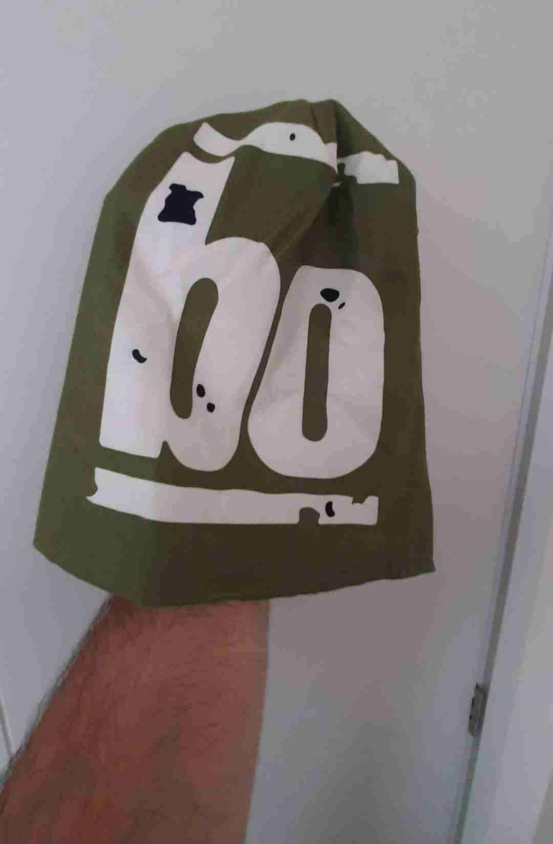 Gorro verde con diseño bo