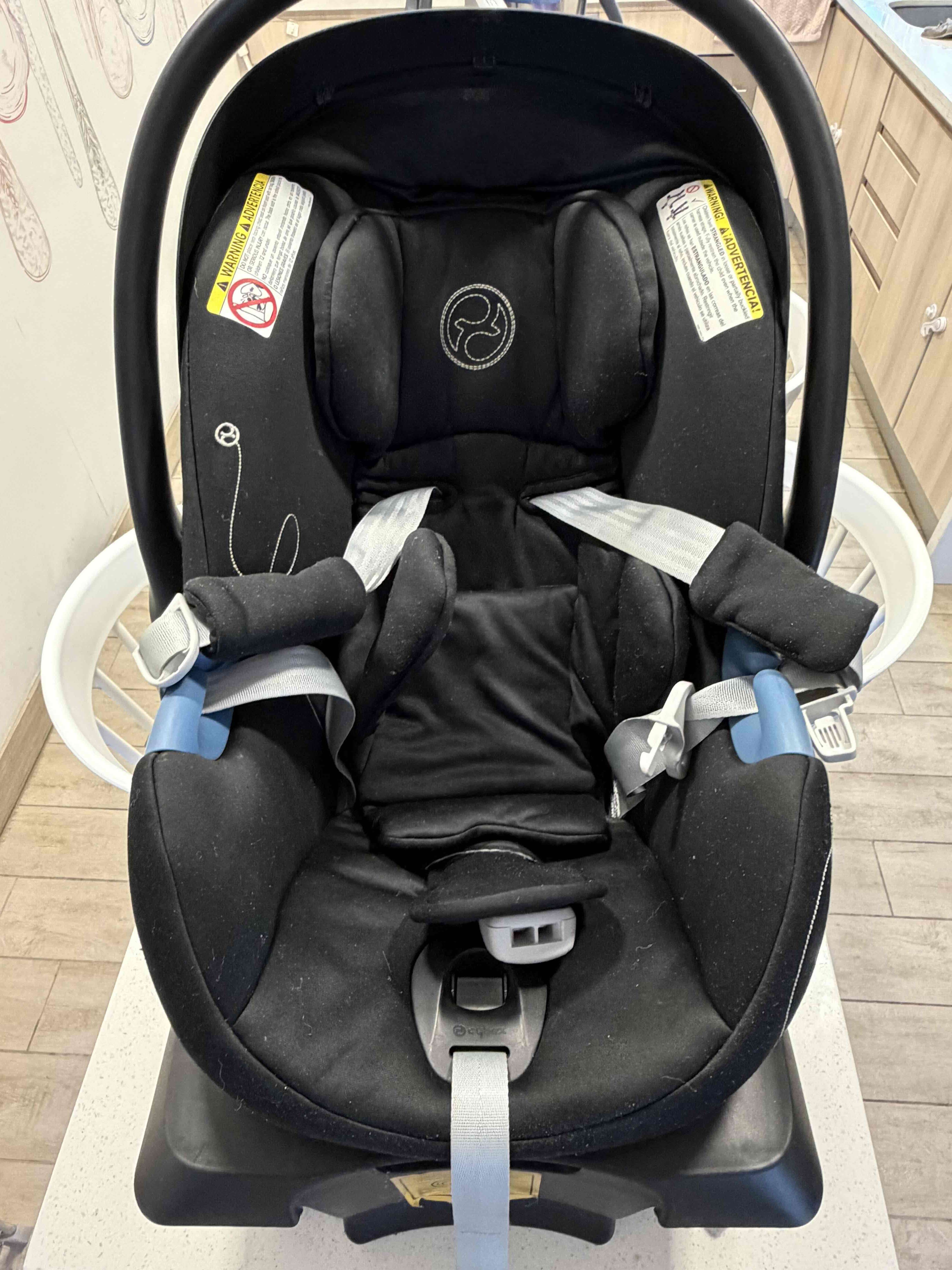 Silla de auto negra para bebé Cybex Aton G + base