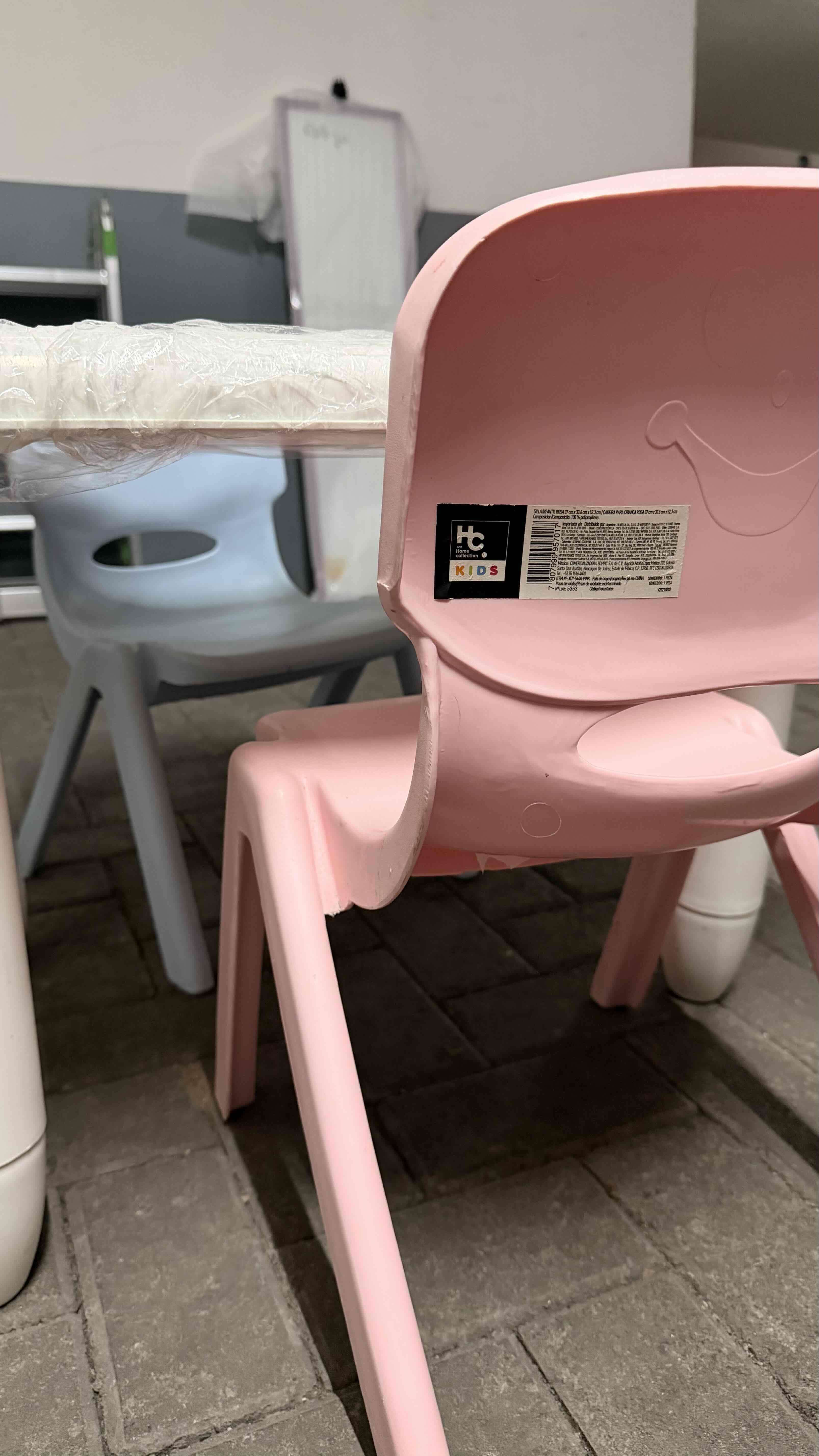 Mesa y sillas infantiles - miniatura 4