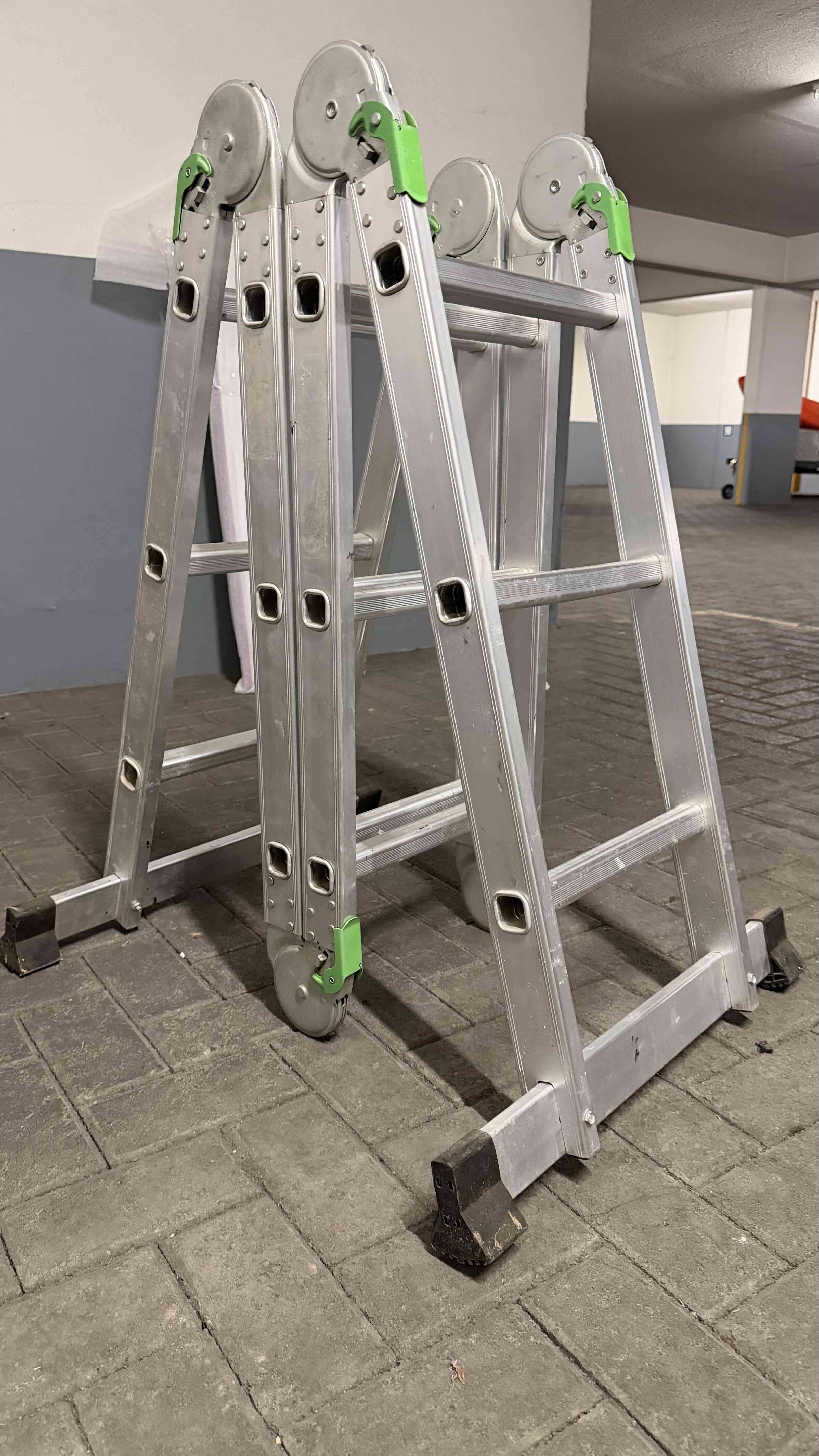 Escalera plegable de aluminio